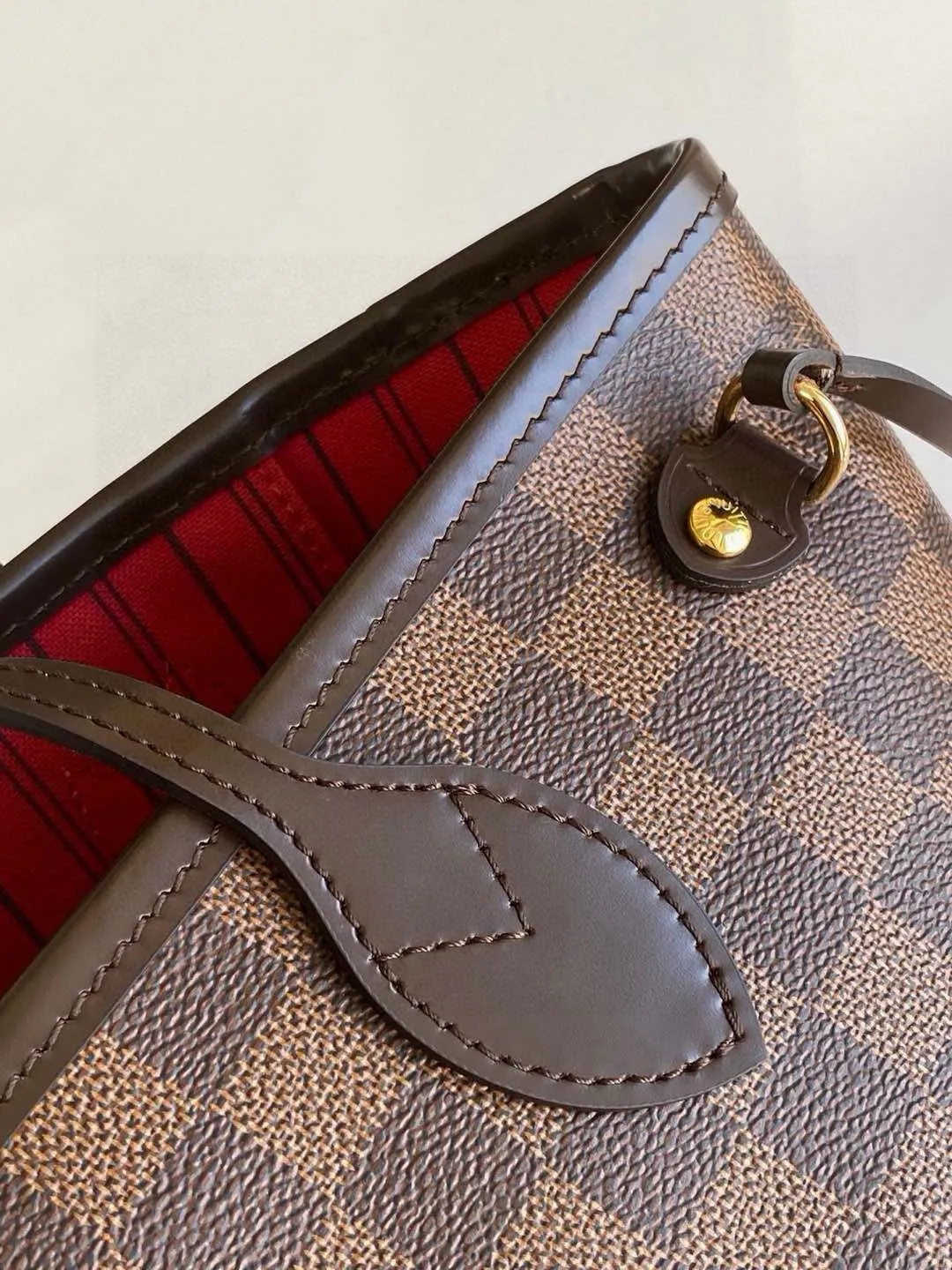 💰780 (small steel nails) top original order N41359 NEVERFULL small handbag Neverfull small handbag has a crisp shape and classic design. It is an elegant urban handbag. Its spacious interior also makes this classic bag an ideal choice for travel. The Neverfull small tote in Damier Ebène canvas has a soft yet sturdy feel that preserves its exterior lines no matter what's inside. Detailed Features 29 x 21 x 12 cm (Length x Height x Width) Bag interior redesigned with vintage details inspired by the Louis Vuitton archives - Fabric-lined interior pocket Removable zippered clutch with matching interior Natural cowhide leather trim Shiny gold-tone brass hardware Handles: Double handle