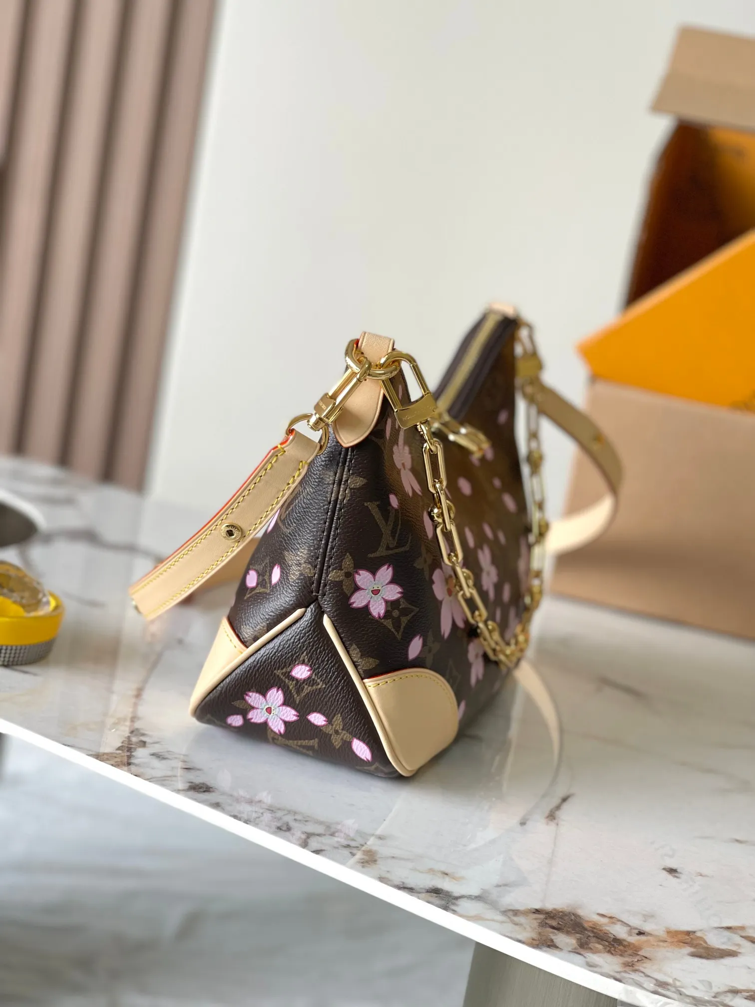 p1840 [Special grade MB original leather] This small Boulogne handbag is from the Louis Vuitton × Murakami replica series Model: M13265 presbyopia 163C chip version Material: A-grade all-steel hardware, imported original fabric Packaging: full set of original duty-free MB packaging Size: 26*16*9.5CM