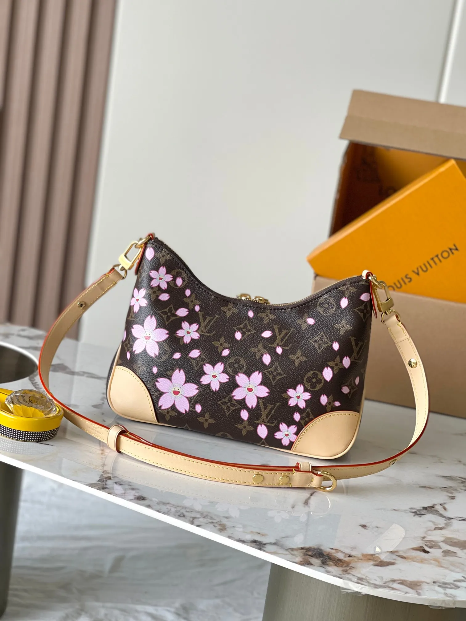 p1840 [Special grade MB original leather] This small Boulogne handbag is from the Louis Vuitton × Murakami replica series Model: M13265 presbyopia 163C chip version Material: A-grade all-steel hardware, imported original fabric Packaging: full set of original duty-free MB packaging Size: 26*16*9.5CM