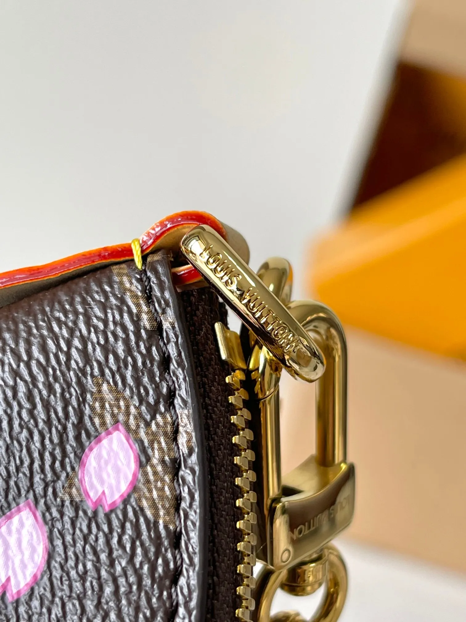 p1840 [Special grade MB original leather] This small Boulogne handbag is from the Louis Vuitton × Murakami replica series Model: M13265 presbyopia 163C chip version Material: A-grade all-steel hardware, imported original fabric Packaging: full set of original duty-free MB packaging Size: 26*16*9.5CM