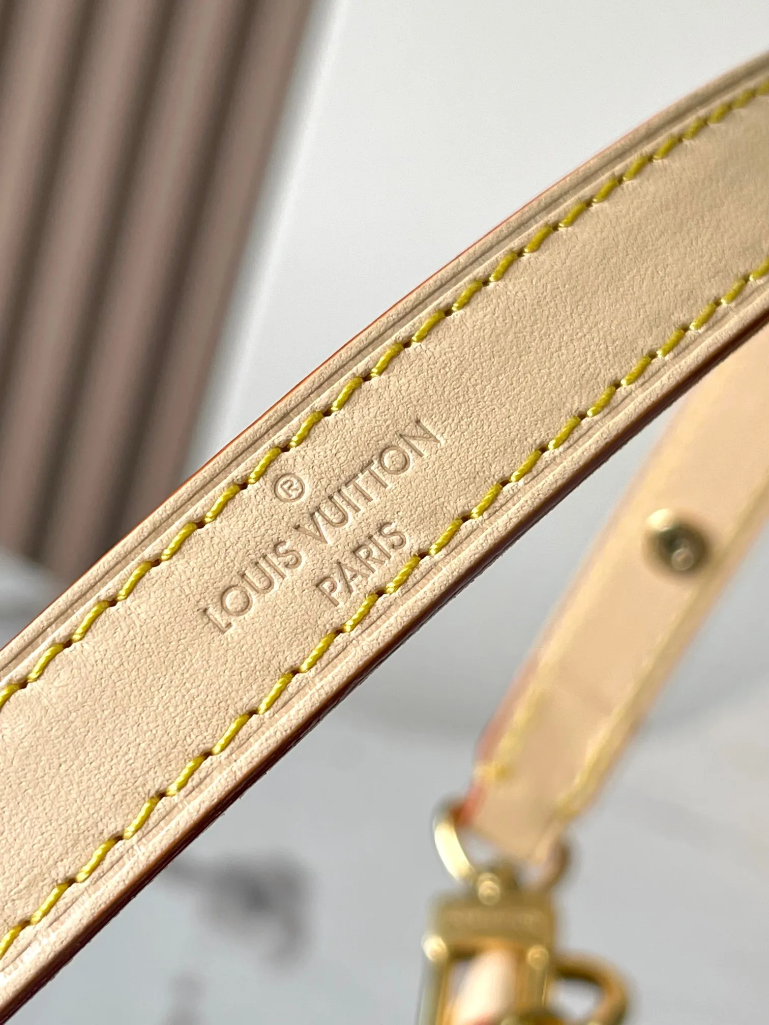 p1840 [Special grade MB original leather] This small Boulogne handbag is from the Louis Vuitton × Murakami replica series Model: M13265 presbyopia 163C chip version Material: A-grade all-steel hardware, imported original fabric Packaging: full set of original duty-free MB packaging Size: 26*16*9.5CM