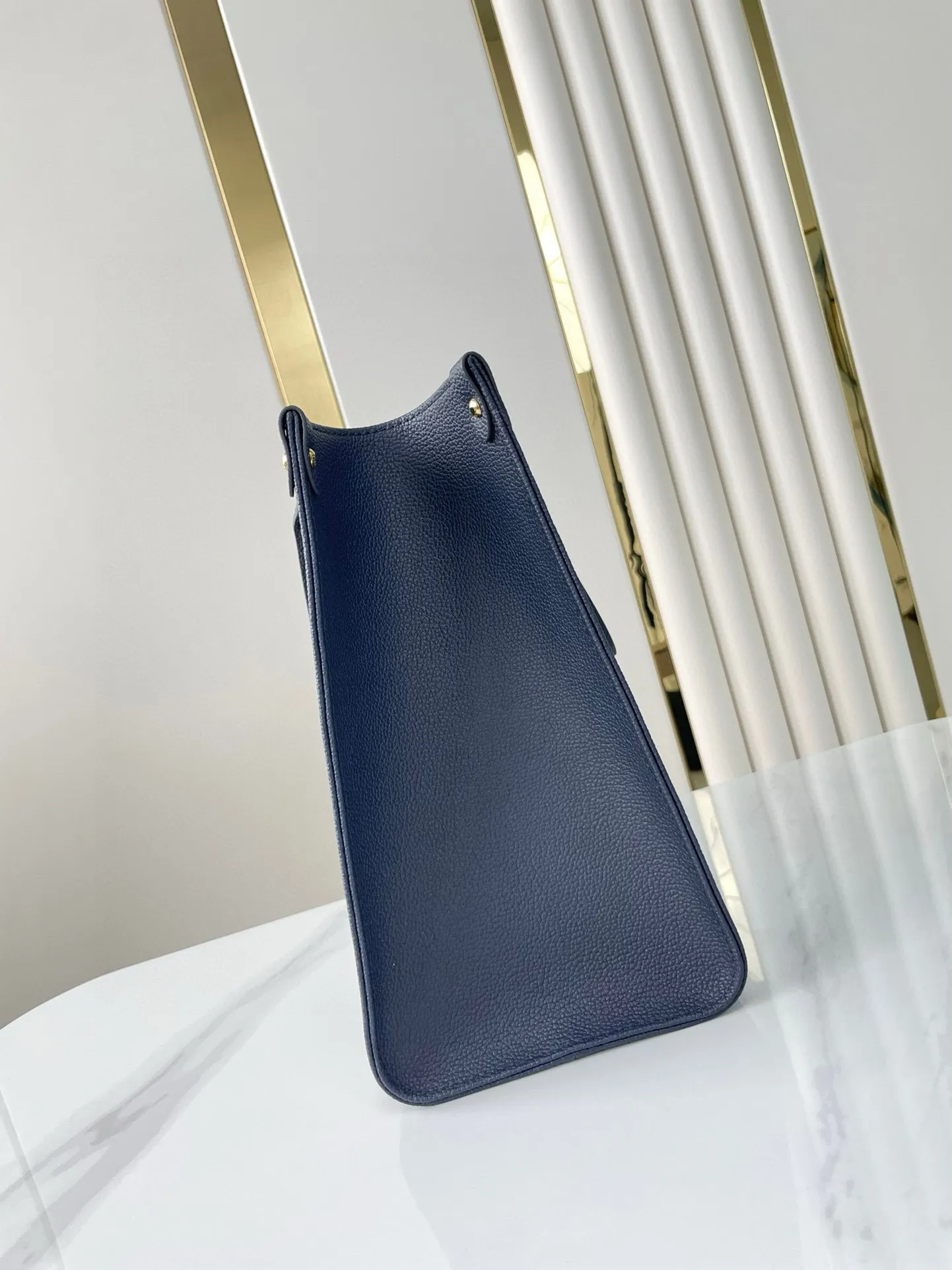 💰1120 (top layer leather) dark blue (transcoding chip top layer leather) top original order ☘☘ONTHEGO medium handbag M45495 M47084 The Monogram pattern is printed and dyed first and then embossed to make it softer than grained cowhide. Its ample interior can accommodate laptops and other office supplies. The long and short handles are convenient for carrying in the hand or on the shoulder. Size: 34x26x13cm