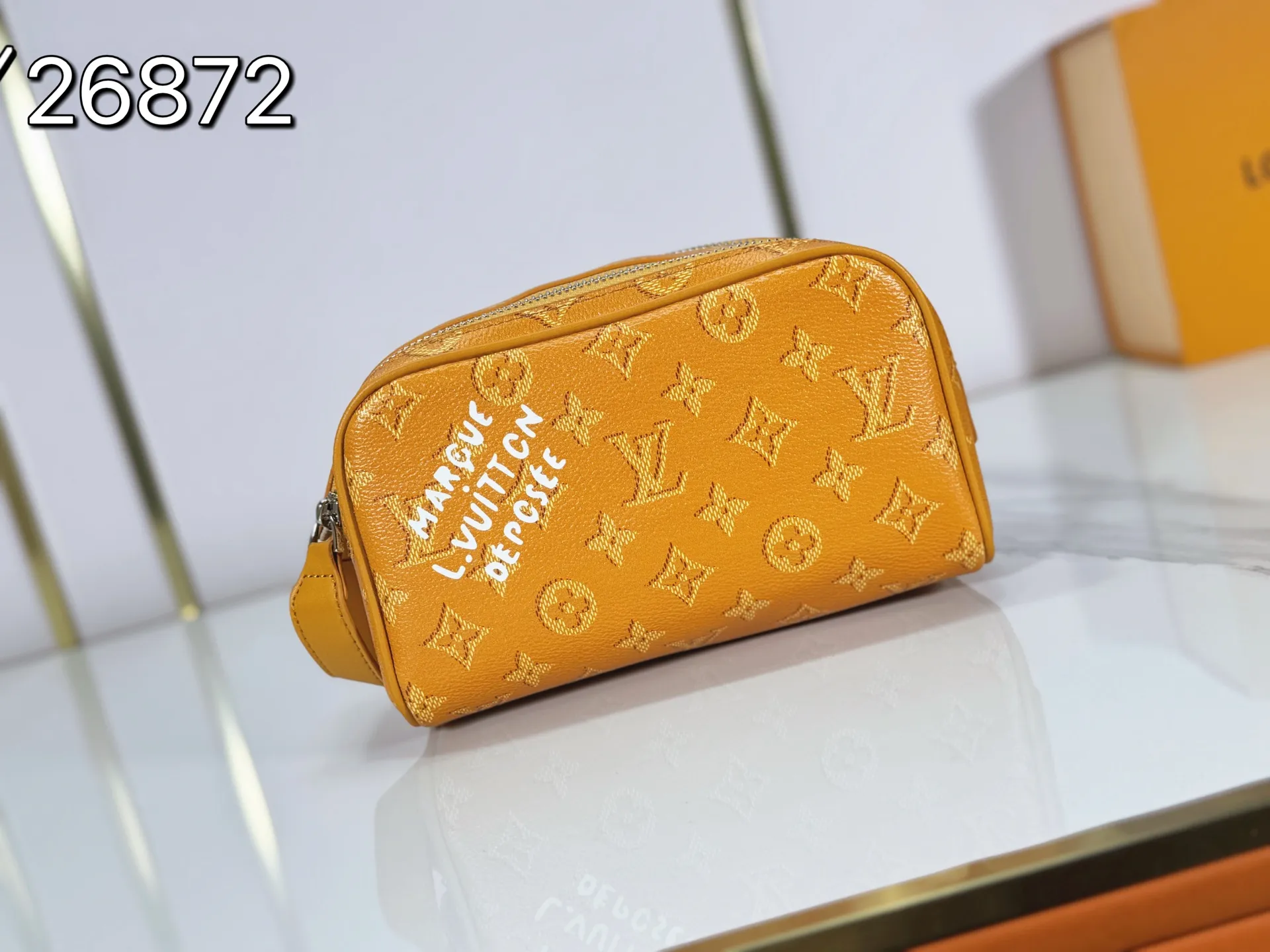 P180 Upgraded original M26872 M27158 M26871 M26870 This Dopp Kit mini toiletry bag is made of brightly colored Monogram Heritage coated canvas with cow leather details. The double-zipper wide-mouth closure makes it easy to access toiletries, and the washable fabric lining adds functionality. Dimensions: 20 x 13 x 12 (cm) ((length x height x width)