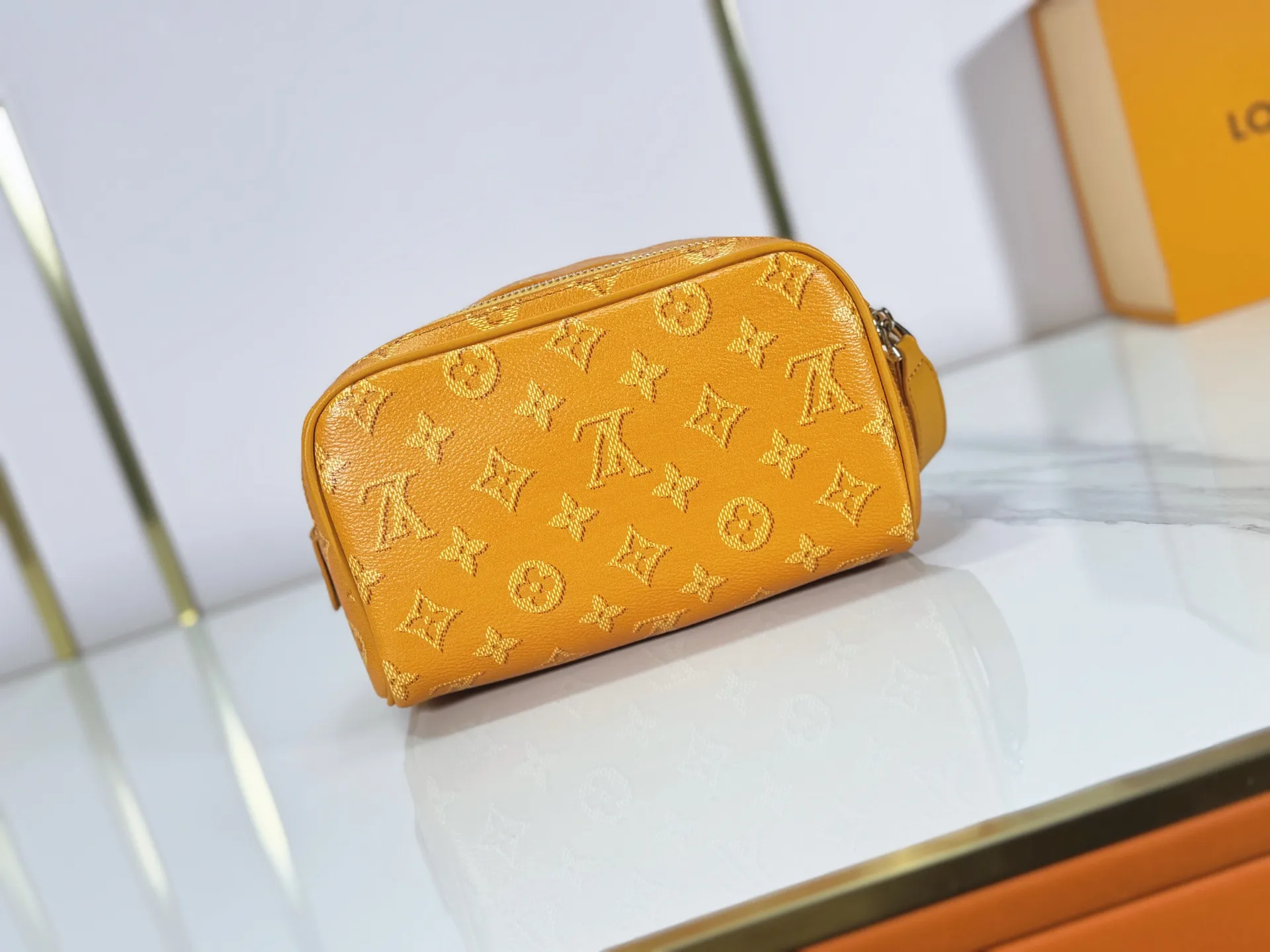 P180 Upgraded original M26872 M27158 M26871 M26870 This Dopp Kit mini toiletry bag is made of brightly colored Monogram Heritage coated canvas with cow leather details. The double-zipper wide-mouth closure makes it easy to access toiletries, and the washable fabric lining adds functionality. Dimensions: 20 x 13 x 12 (cm) ((length x height x width)
