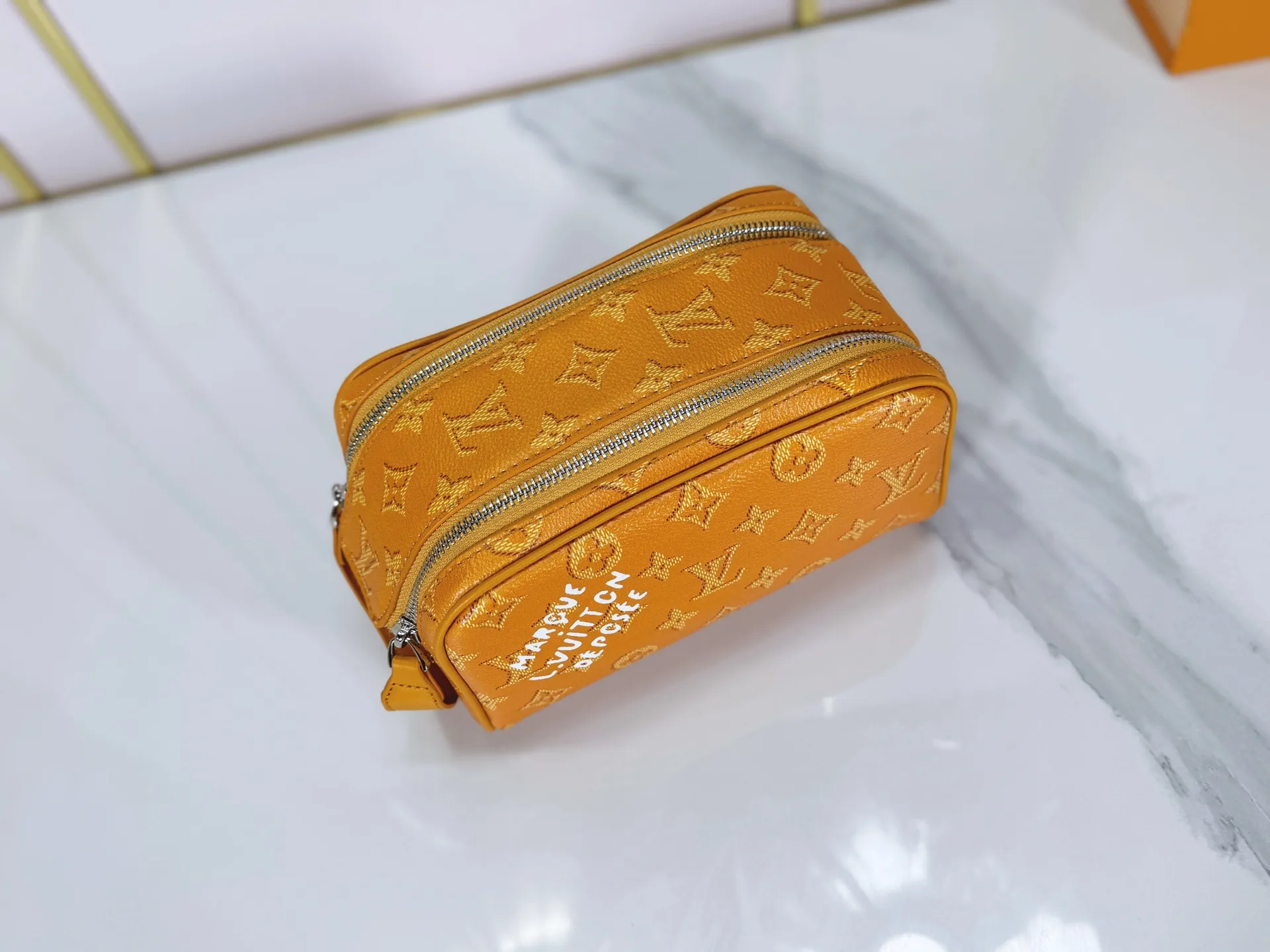 P180 Upgraded original M26872 M27158 M26871 M26870 This Dopp Kit mini toiletry bag is made of brightly colored Monogram Heritage coated canvas with cow leather details. The double-zipper wide-mouth closure makes it easy to access toiletries, and the washable fabric lining adds functionality. Dimensions: 20 x 13 x 12 (cm) ((length x height x width)