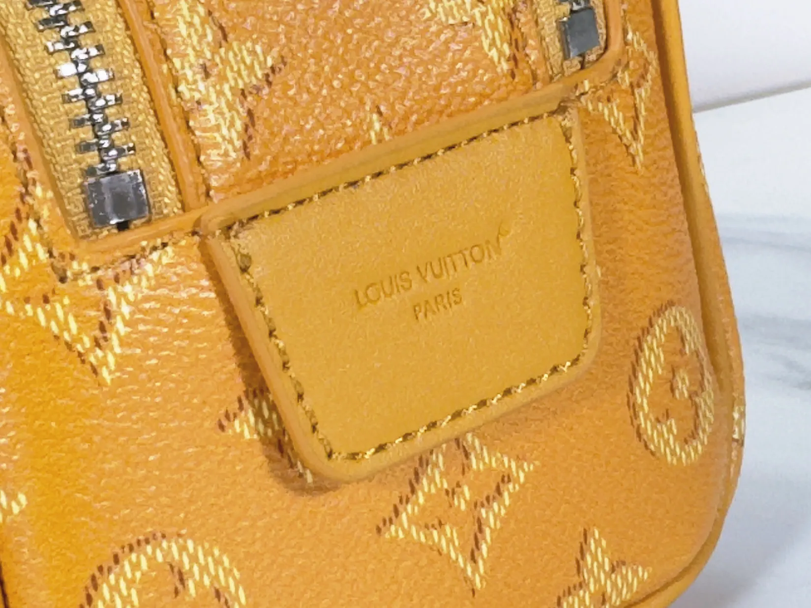 P180 Upgraded original M26872 M27158 M26871 M26870 This Dopp Kit mini toiletry bag is made of brightly colored Monogram Heritage coated canvas with cow leather details. The double-zipper wide-mouth closure makes it easy to access toiletries, and the washable fabric lining adds functionality. Dimensions: 20 x 13 x 12 (cm) ((length x height x width)