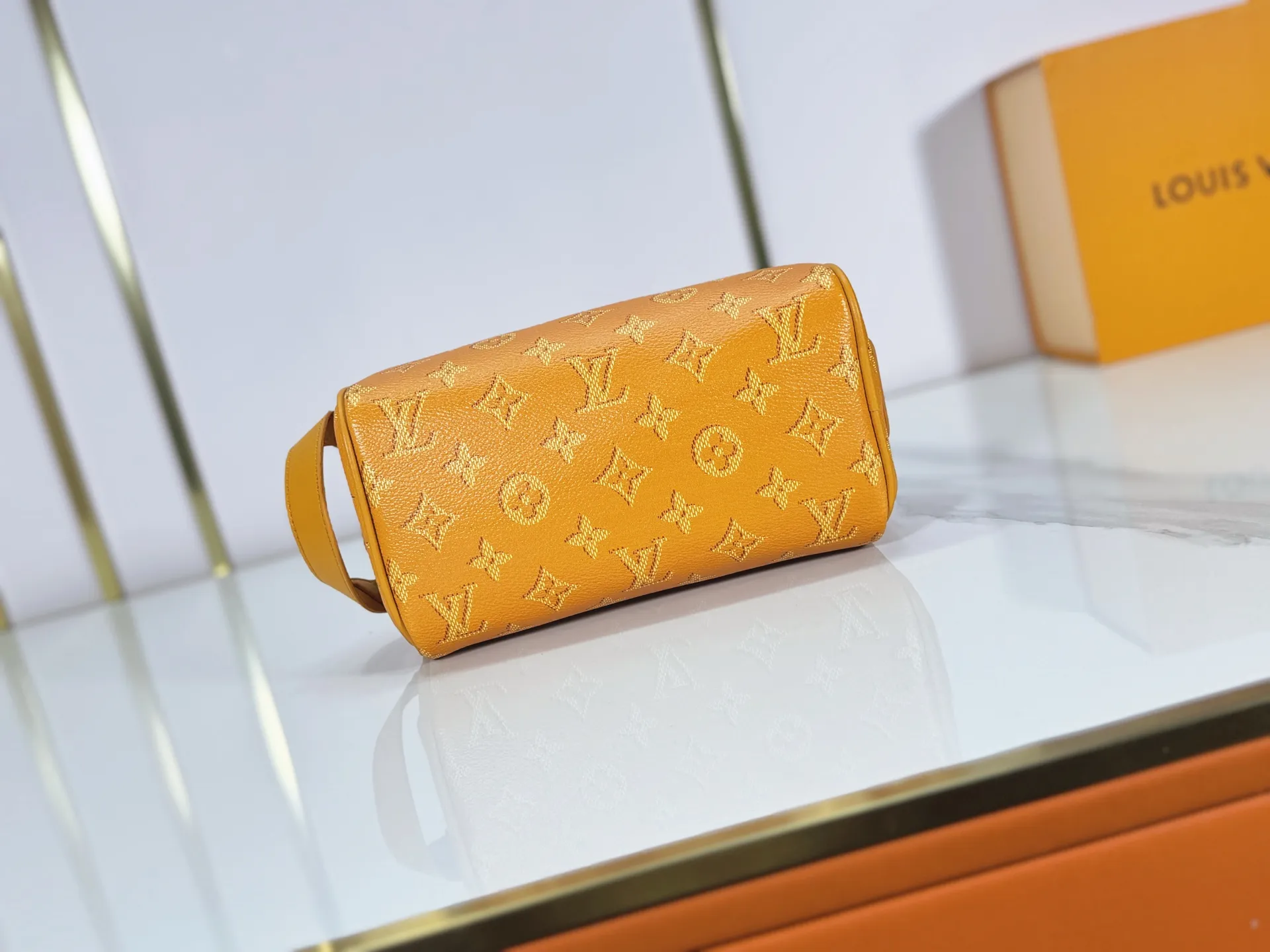 P180 Upgraded original M26872 M27158 M26871 M26870 This Dopp Kit mini toiletry bag is made of brightly colored Monogram Heritage coated canvas with cow leather details. The double-zipper wide-mouth closure makes it easy to access toiletries, and the washable fabric lining adds functionality. Dimensions: 20 x 13 x 12 (cm) ((length x height x width)