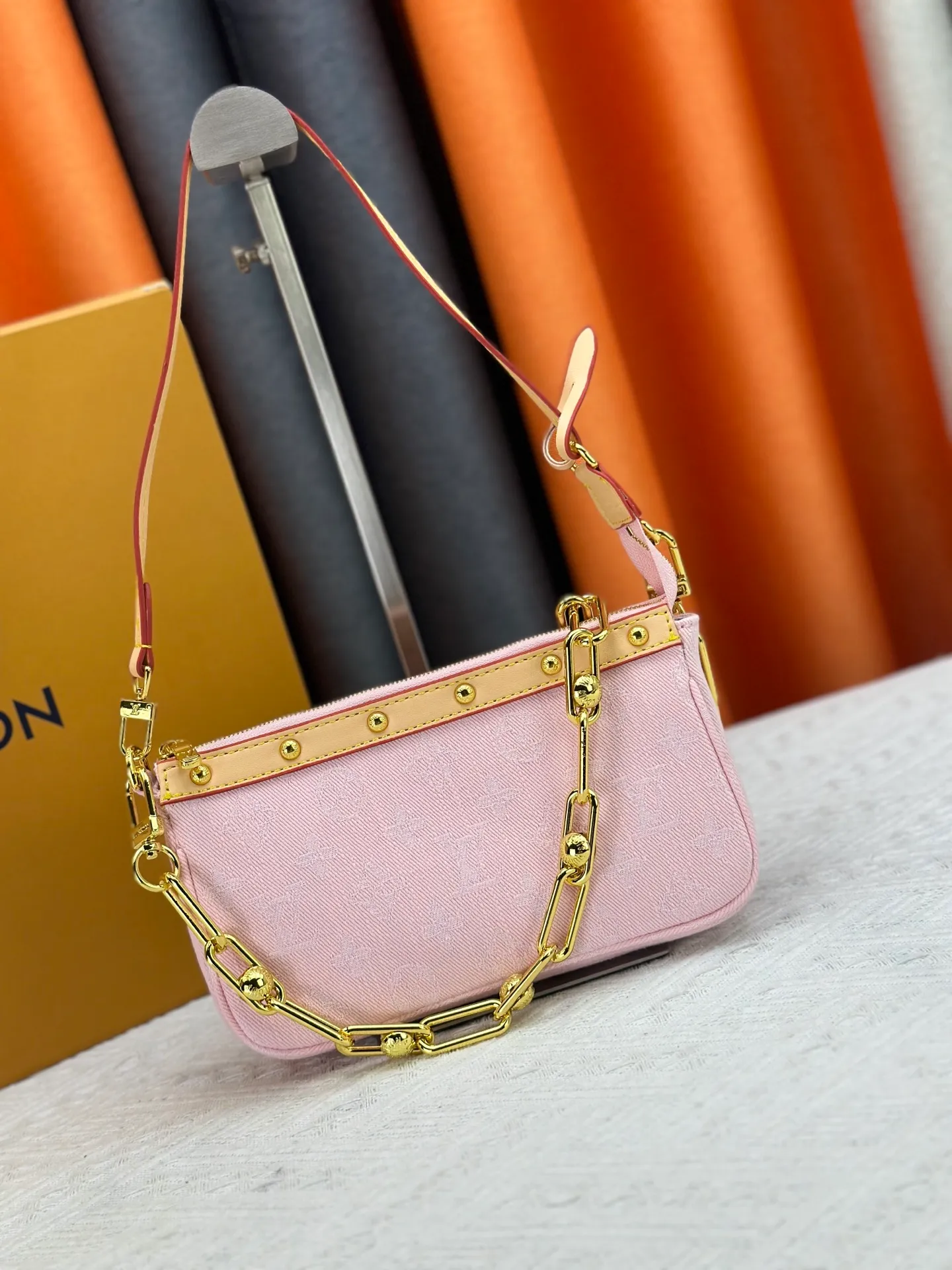 P230 M13404 Denim Denim This Pochette Accessoires handbag is made of coated canvas and uses colorful Monogram patterns to interpret the smart style of the Louis Vuitton x Murakami cross-border collaboration series. Calf leather trim and dazzling hardware add to the sophisticated details, while the detachable shoulder strap and chain provide flexible carry. Size: 22x13x4cm