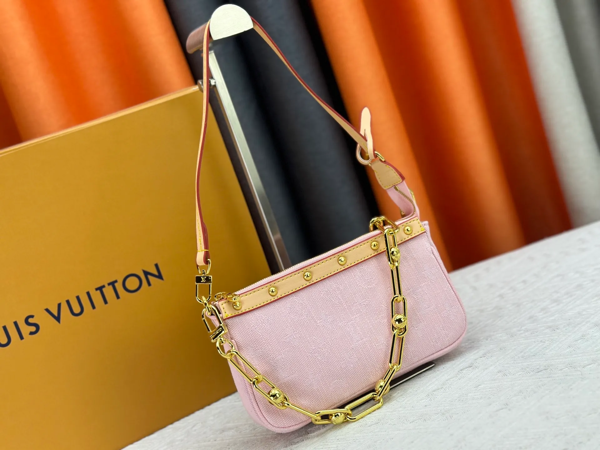 P230 M13404 Denim Denim This Pochette Accessoires handbag is made of coated canvas and uses colorful Monogram patterns to interpret the smart style of the Louis Vuitton x Murakami cross-border collaboration series. Calf leather trim and dazzling hardware add to the sophisticated details, while the detachable shoulder strap and chain provide flexible carry. Size: 22x13x4cm