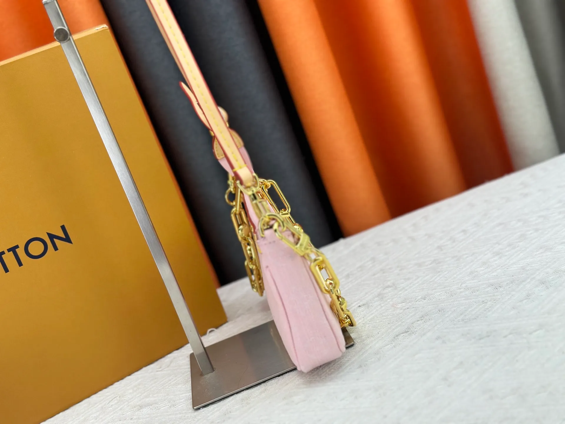 P230 M13404 Denim Denim This Pochette Accessoires handbag is made of coated canvas and uses colorful Monogram patterns to interpret the smart style of the Louis Vuitton x Murakami cross-border collaboration series. Calf leather trim and dazzling hardware add to the sophisticated details, while the detachable shoulder strap and chain provide flexible carry. Size: 22x13x4cm