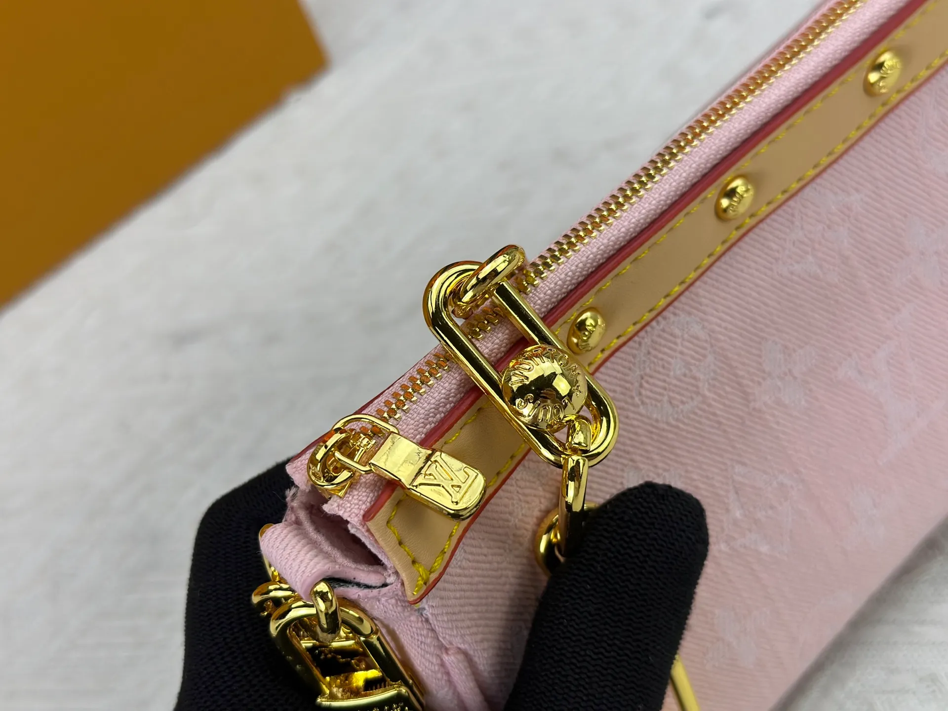 P230 M13404 Denim Denim This Pochette Accessoires handbag is made of coated canvas and uses colorful Monogram patterns to interpret the smart style of the Louis Vuitton x Murakami cross-border collaboration series. Calf leather trim and dazzling hardware add to the sophisticated details, while the detachable shoulder strap and chain provide flexible carry. Size: 22x13x4cm