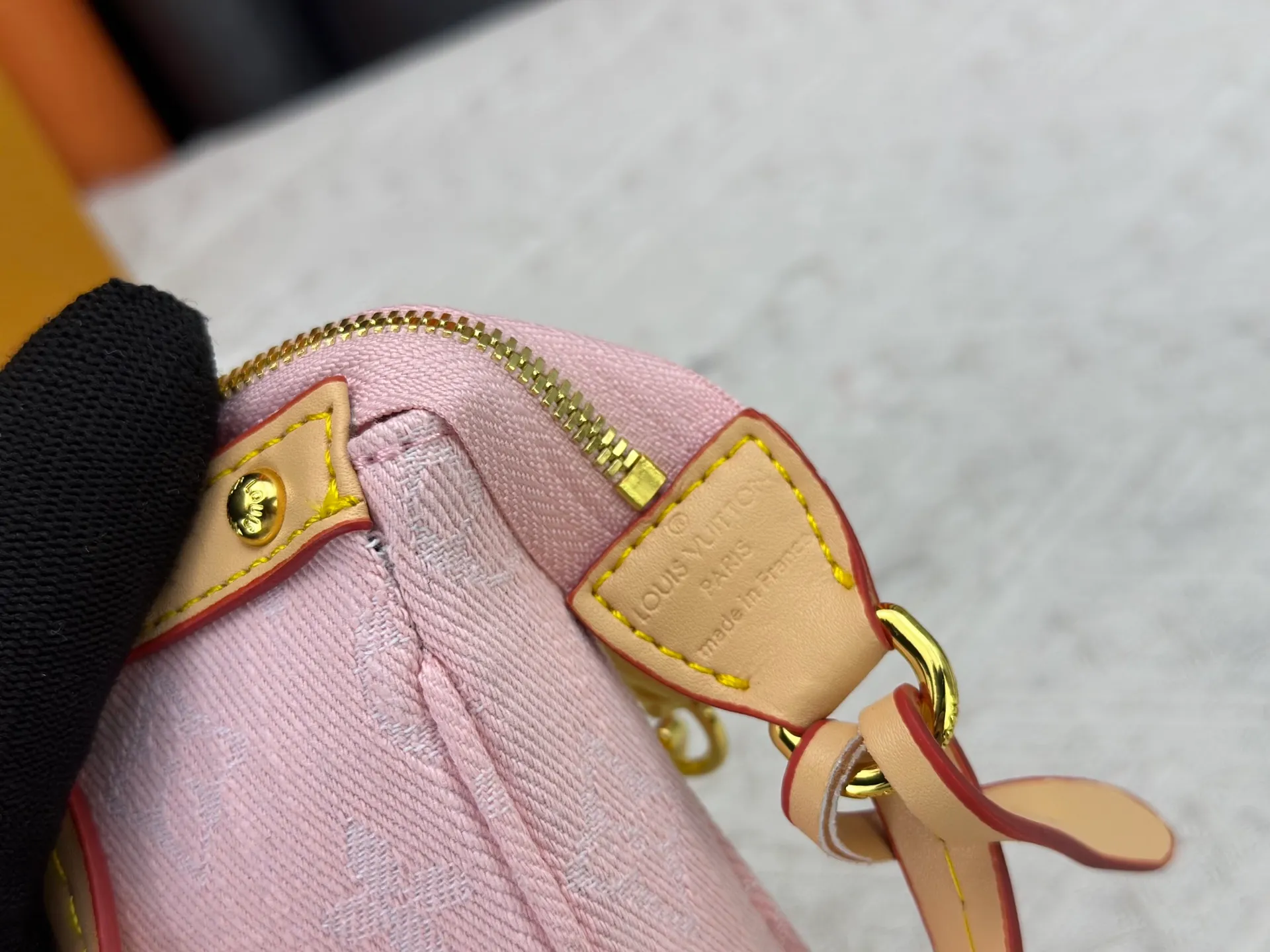 P230 M13404 Denim Denim This Pochette Accessoires handbag is made of coated canvas and uses colorful Monogram patterns to interpret the smart style of the Louis Vuitton x Murakami cross-border collaboration series. Calf leather trim and dazzling hardware add to the sophisticated details, while the detachable shoulder strap and chain provide flexible carry. Size: 22x13x4cm