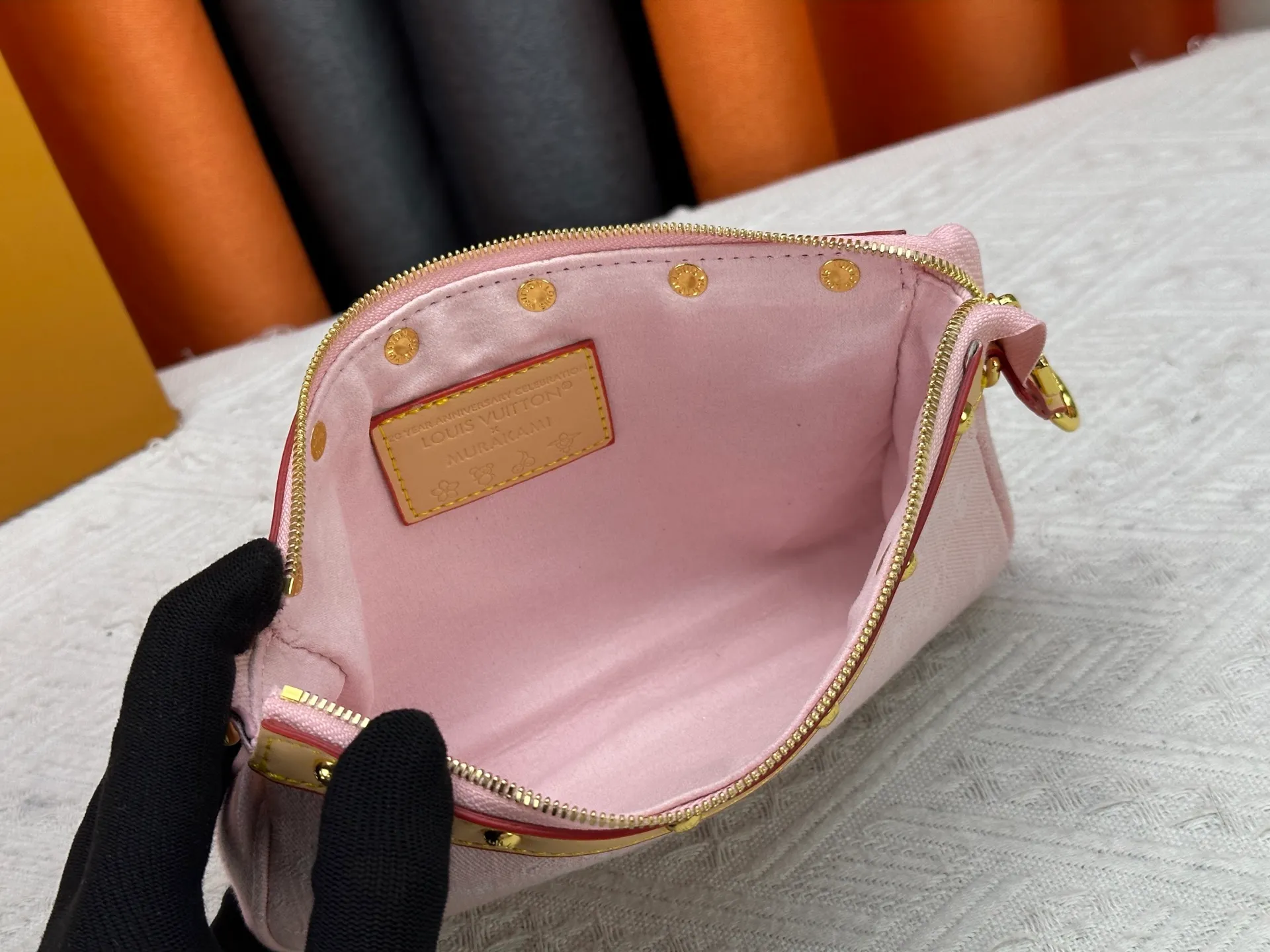 P230 M13404 Denim Denim This Pochette Accessoires handbag is made of coated canvas and uses colorful Monogram patterns to interpret the smart style of the Louis Vuitton x Murakami cross-border collaboration series. Calf leather trim and dazzling hardware add to the sophisticated details, while the detachable shoulder strap and chain provide flexible carry. Size: 22x13x4cm