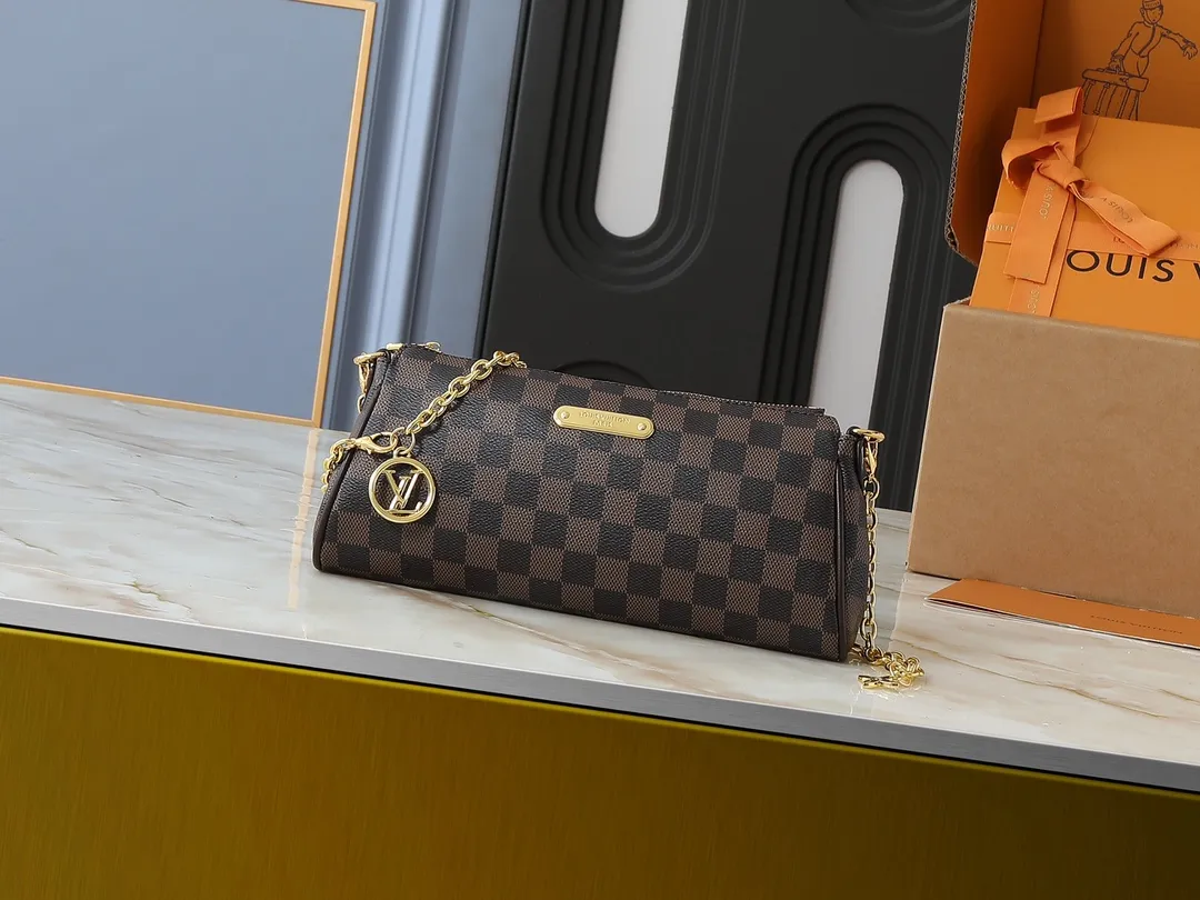 💰200💰Upgraded from the original M13567. This Pochette Eva handbag is made of the brand's Monogram canvas with contrasting leather trim, conveying elegance with a unique touch. The Louis Vuitton-engraved logo plate and detachable chain complement each other, and the shape is ideal for storing daily necessities such as a short wallet and cosmetics. Dimensions: 27.0 x 11.0 x 5.0 cm (length x height x width)