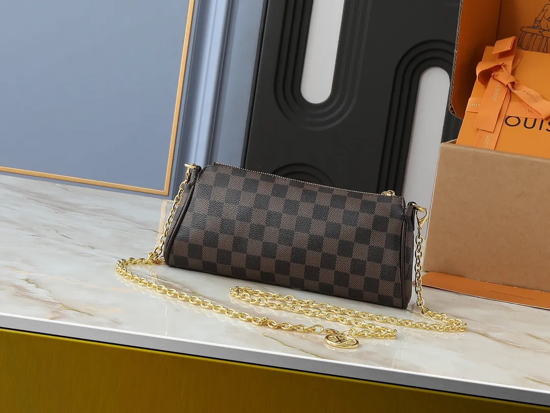 💰200💰Upgraded from the original M13567. This Pochette Eva handbag is made of the brand's Monogram canvas with contrasting leather trim, conveying elegance with a unique touch. The Louis Vuitton-engraved logo plate and detachable chain complement each other, and the shape is ideal for storing daily necessities such as a short wallet and cosmetics. Dimensions: 27.0 x 11.0 x 5.0 cm (length x height x width)