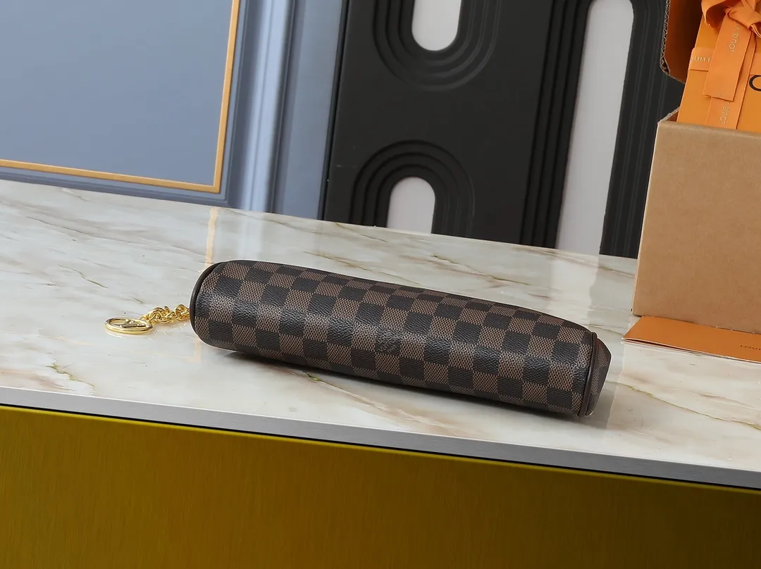 💰200💰Upgraded from the original M13567. This Pochette Eva handbag is made of the brand's Monogram canvas with contrasting leather trim, conveying elegance with a unique touch. The Louis Vuitton-engraved logo plate and detachable chain complement each other, and the shape is ideal for storing daily necessities such as a short wallet and cosmetics. Dimensions: 27.0 x 11.0 x 5.0 cm (length x height x width)