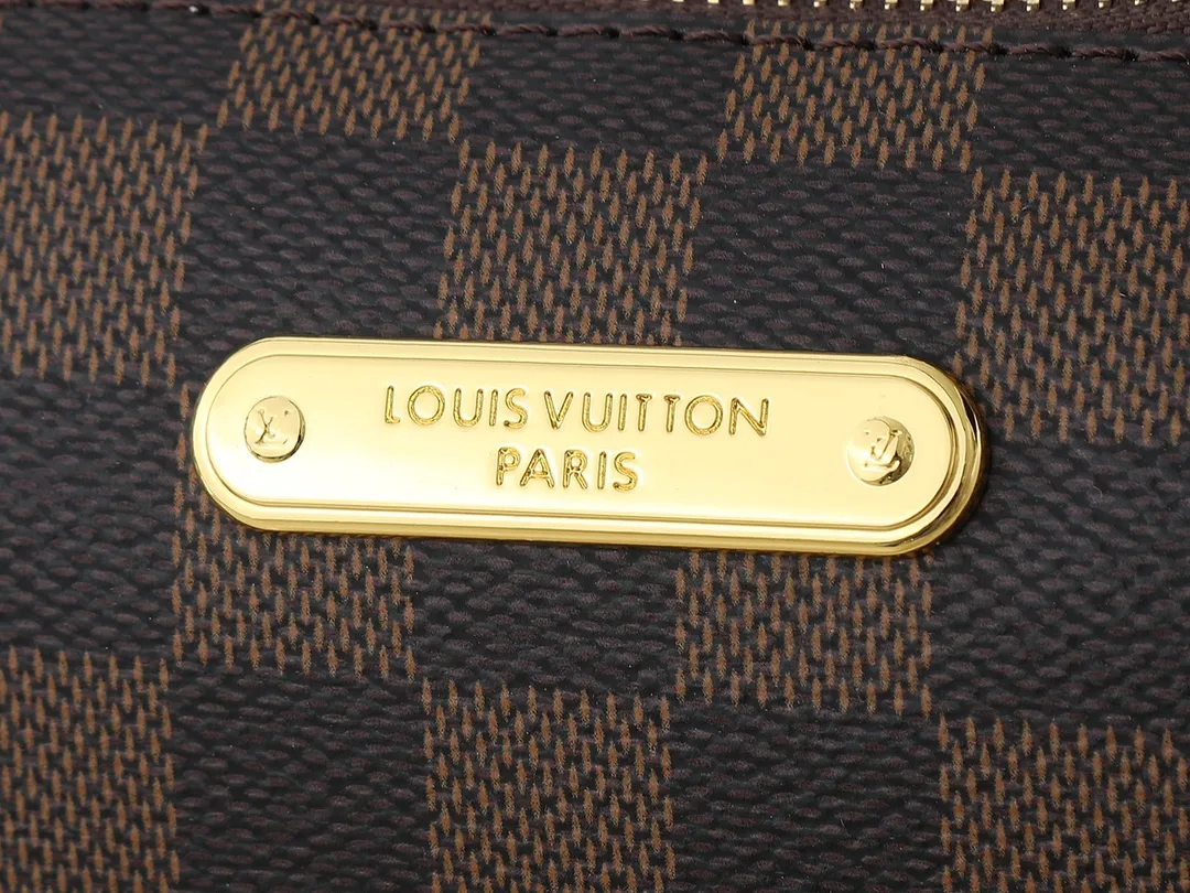 💰200💰Upgraded from the original M13567. This Pochette Eva handbag is made of the brand's Monogram canvas with contrasting leather trim, conveying elegance with a unique touch. The Louis Vuitton-engraved logo plate and detachable chain complement each other, and the shape is ideal for storing daily necessities such as a short wallet and cosmetics. Dimensions: 27.0 x 11.0 x 5.0 cm (length x height x width)