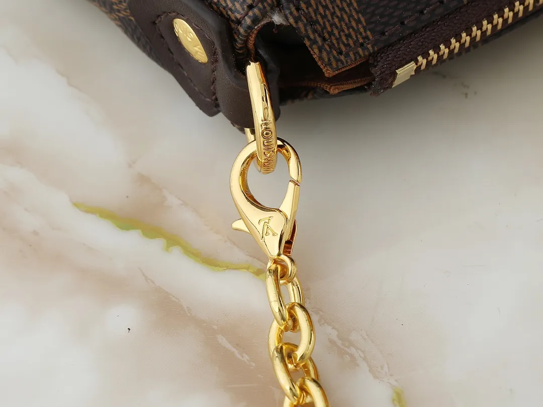 💰200💰Upgraded from the original M13567. This Pochette Eva handbag is made of the brand's Monogram canvas with contrasting leather trim, conveying elegance with a unique touch. The Louis Vuitton-engraved logo plate and detachable chain complement each other, and the shape is ideal for storing daily necessities such as a short wallet and cosmetics. Dimensions: 27.0 x 11.0 x 5.0 cm (length x height x width)