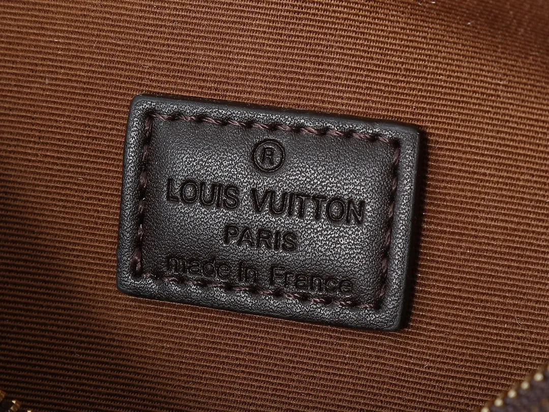 💰200💰Upgraded from the original M13567. This Pochette Eva handbag is made of the brand's Monogram canvas with contrasting leather trim, conveying elegance with a unique touch. The Louis Vuitton-engraved logo plate and detachable chain complement each other, and the shape is ideal for storing daily necessities such as a short wallet and cosmetics. Dimensions: 27.0 x 11.0 x 5.0 cm (length x height x width)