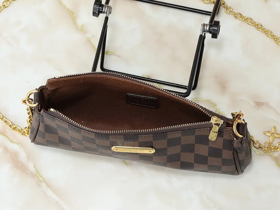 💰200💰Upgraded from the original M13567. This Pochette Eva handbag is made of the brand's Monogram canvas with contrasting leather trim, conveying elegance with a unique touch. The Louis Vuitton-engraved logo plate and detachable chain complement each other, and the shape is ideal for storing daily necessities such as a short wallet and cosmetics. Dimensions: 27.0 x 11.0 x 5.0 cm (length x height x width)