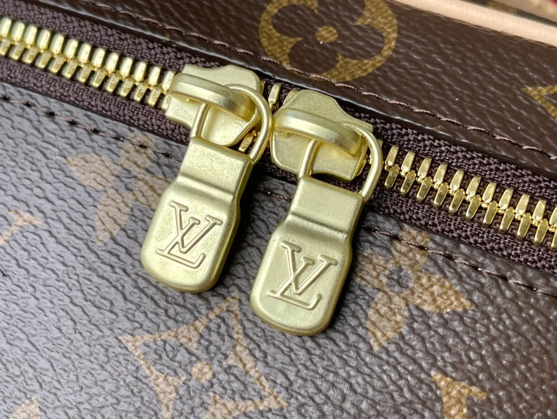 💰740 Top original order M44495 small cosmetic bag. Whether it is carried by hand or with a shoulder strap or scarf, it looks great. Many Internet celebrities on lns recommend it. It is super retro, has a large capacity, and comes with a shoulder strap/scarf, perfect! Mainly because the price is more perfect haha! Nowadays, it is popular to carry a cosmetic bag when going out. You can also buy a versatile shoulder strap to match it. Dimensions: 20×13.5×12 cm