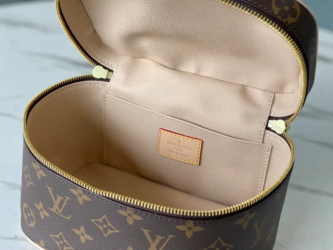 💰740 Top original order M44495 small cosmetic bag. Whether it is carried by hand or with a shoulder strap or scarf, it looks great. Many Internet celebrities on lns recommend it. It is super retro, has a large capacity, and comes with a shoulder strap/scarf, perfect! Mainly because the price is more perfect haha! Nowadays, it is popular to carry a cosmetic bag when going out. You can also buy a versatile shoulder strap to match it. Dimensions: 20×13.5×12 cm