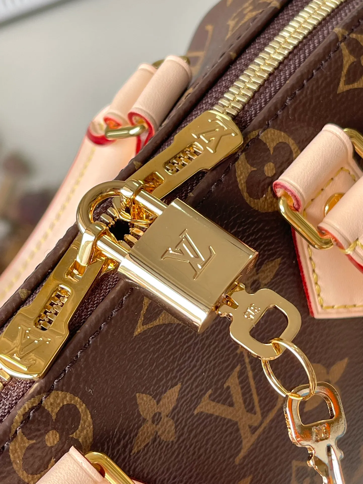 💰800 Top original order M46222 beige. Support counter inspection. Photos taken of duty-free goods are consistent with the product and unpacked. This product is an exclusive duty-free product in the market and is the highest-end product. Inspection is supported. This product has passed strict inspection and is flawless. Please wear gloves when touching the product. This product is not returnable or exchangeable. Please confirm the product first and then remove the label on the handle. This product is temporarily not open to the public, only regular customers, and is in short supply. Dimensions: 20.5 x 13.5 x 12 cm