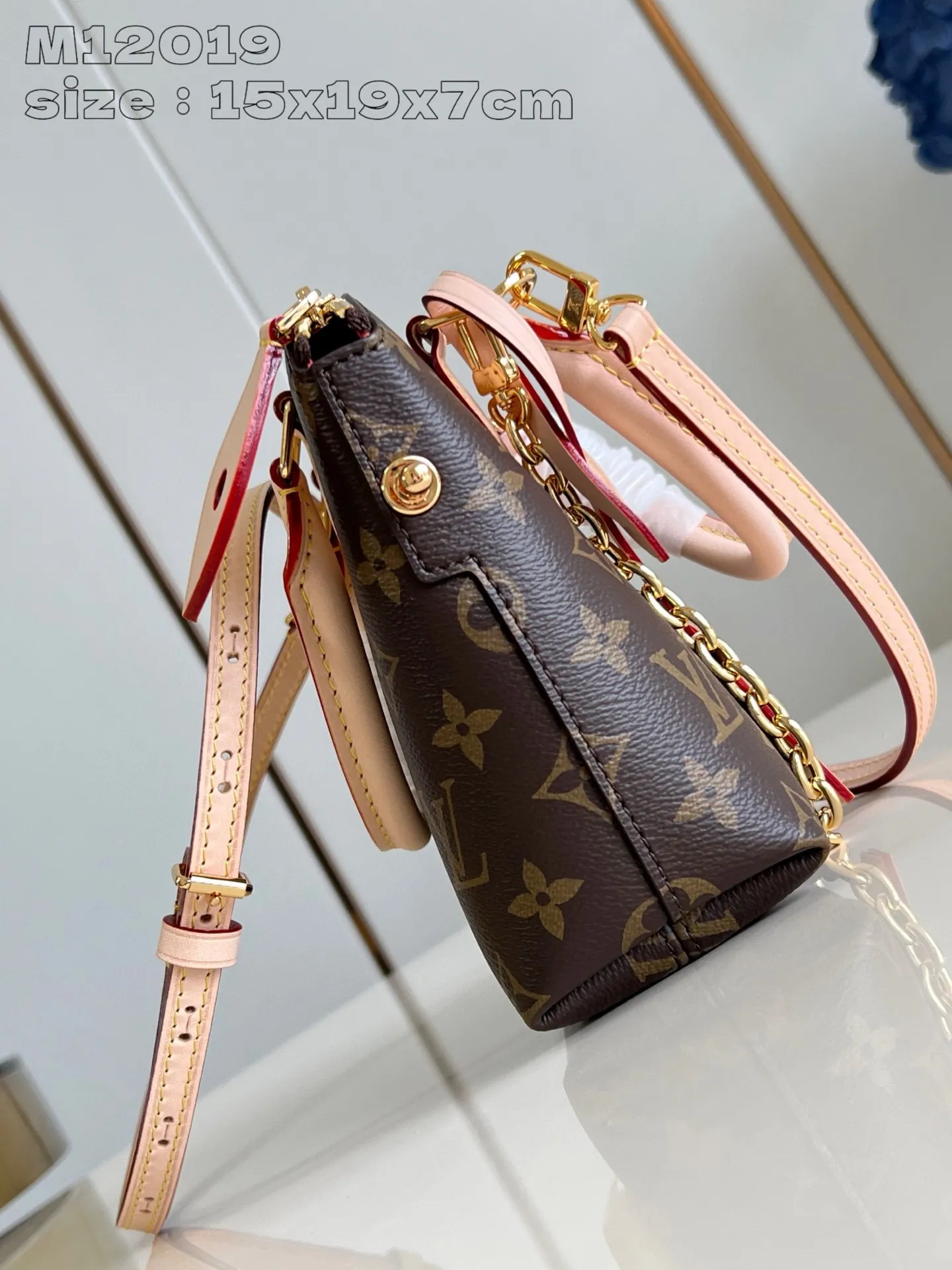 💰900 top original order [Exclusive real shot M12019] This Lockit BB handbag draws inspiration from the Knick-Knack handbag in the 1960s and can be flexibly switched between multiple carrying methods. Monogram coated canvas with a curved upper edge and oval trim reflect the classic elements of the original design. The padlock opening and closing once again pays tribute to the brand's long heritage. 15 x 19 x 7 cm (length x height x width)
