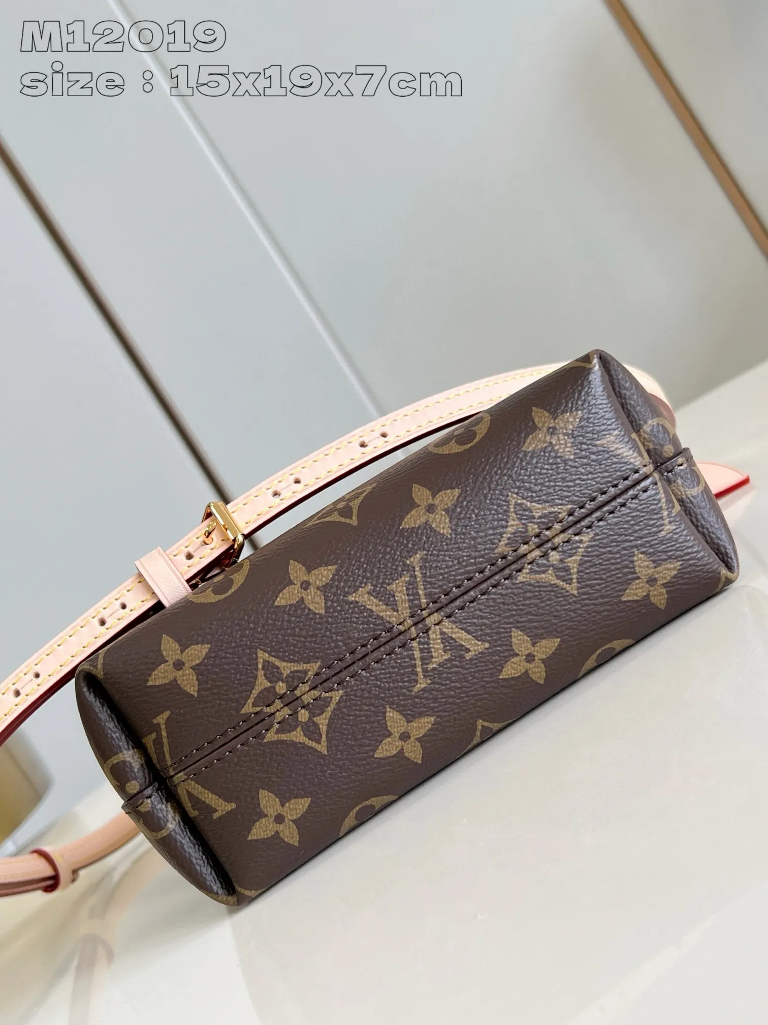 💰900 top original order [Exclusive real shot M12019] This Lockit BB handbag draws inspiration from the Knick-Knack handbag in the 1960s and can be flexibly switched between multiple carrying methods. Monogram coated canvas with a curved upper edge and oval trim reflect the classic elements of the original design. The padlock opening and closing once again pays tribute to the brand's long heritage. 15 x 19 x 7 cm (length x height x width)