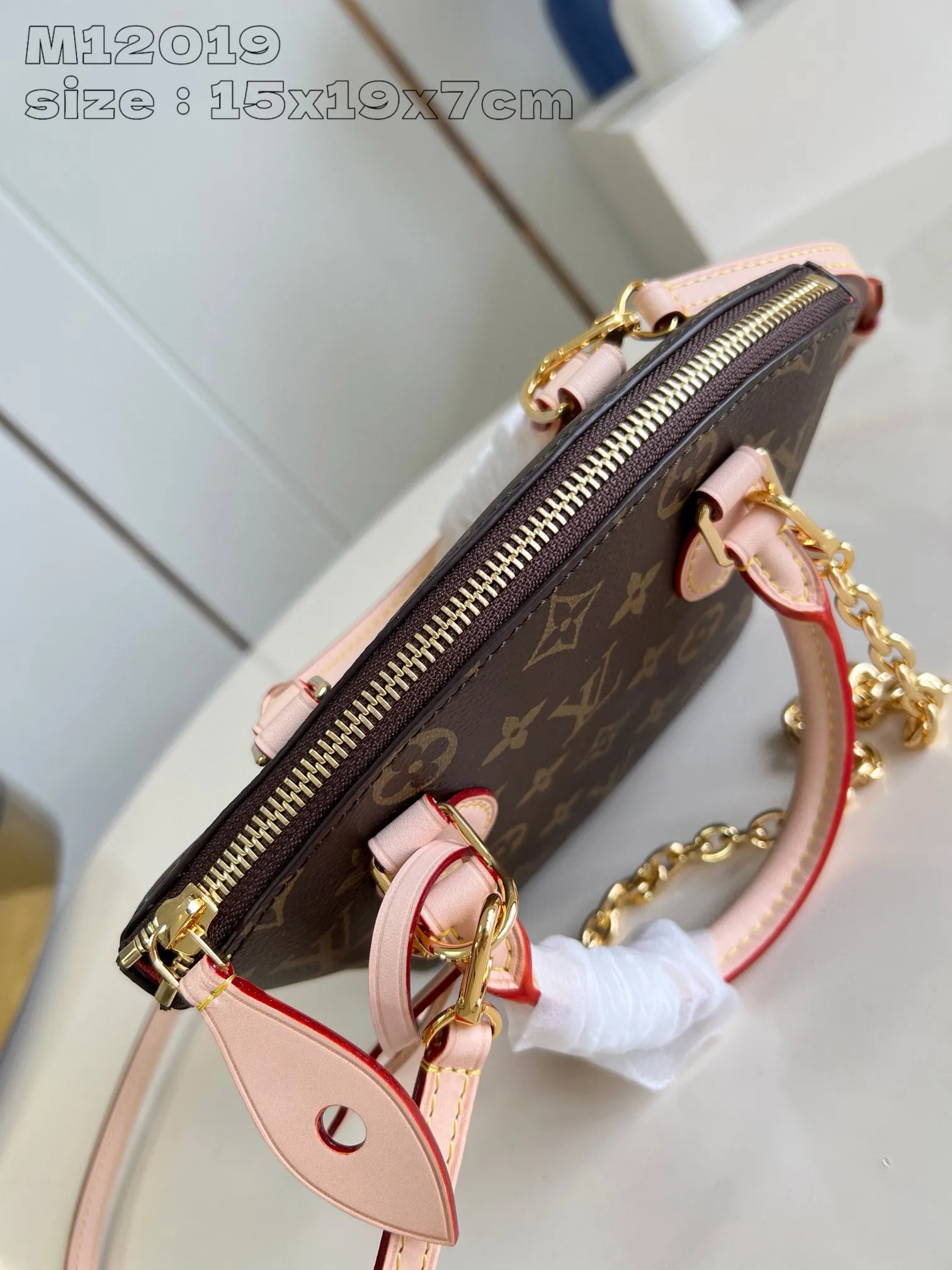 💰900 top original order [Exclusive real shot M12019] This Lockit BB handbag draws inspiration from the Knick-Knack handbag in the 1960s and can be flexibly switched between multiple carrying methods. Monogram coated canvas with a curved upper edge and oval trim reflect the classic elements of the original design. The padlock opening and closing once again pays tribute to the brand's long heritage. 15 x 19 x 7 cm (length x height x width)