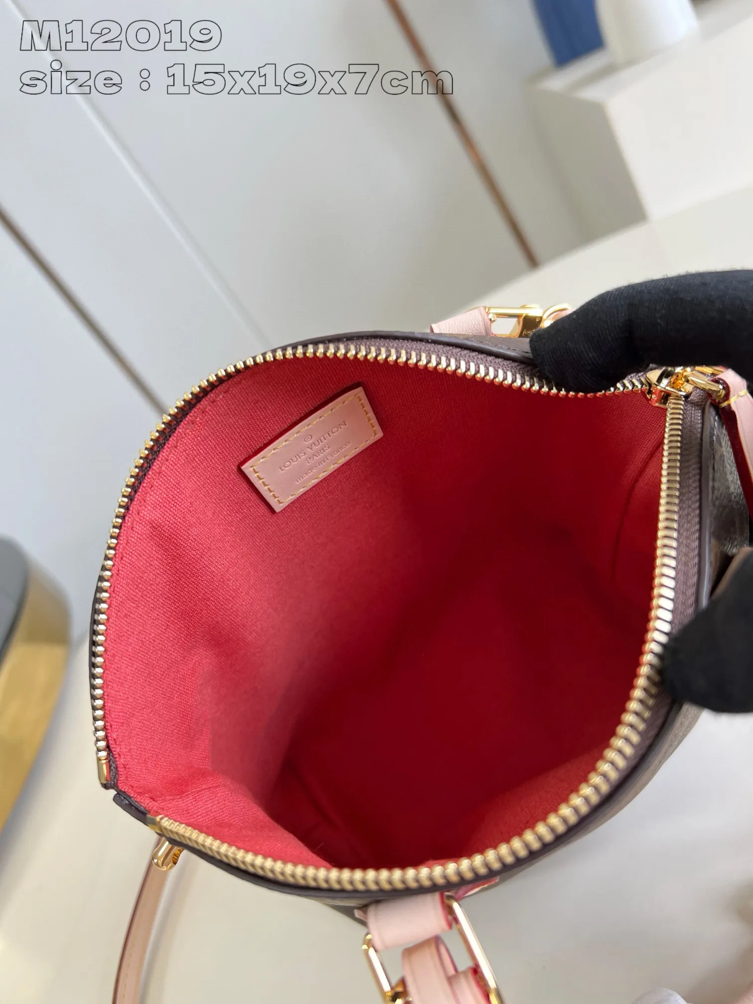 💰900 top original order [Exclusive real shot M12019] This Lockit BB handbag draws inspiration from the Knick-Knack handbag in the 1960s and can be flexibly switched between multiple carrying methods. Monogram coated canvas with a curved upper edge and oval trim reflect the classic elements of the original design. The padlock opening and closing once again pays tribute to the brand's long heritage. 15 x 19 x 7 cm (length x height x width)