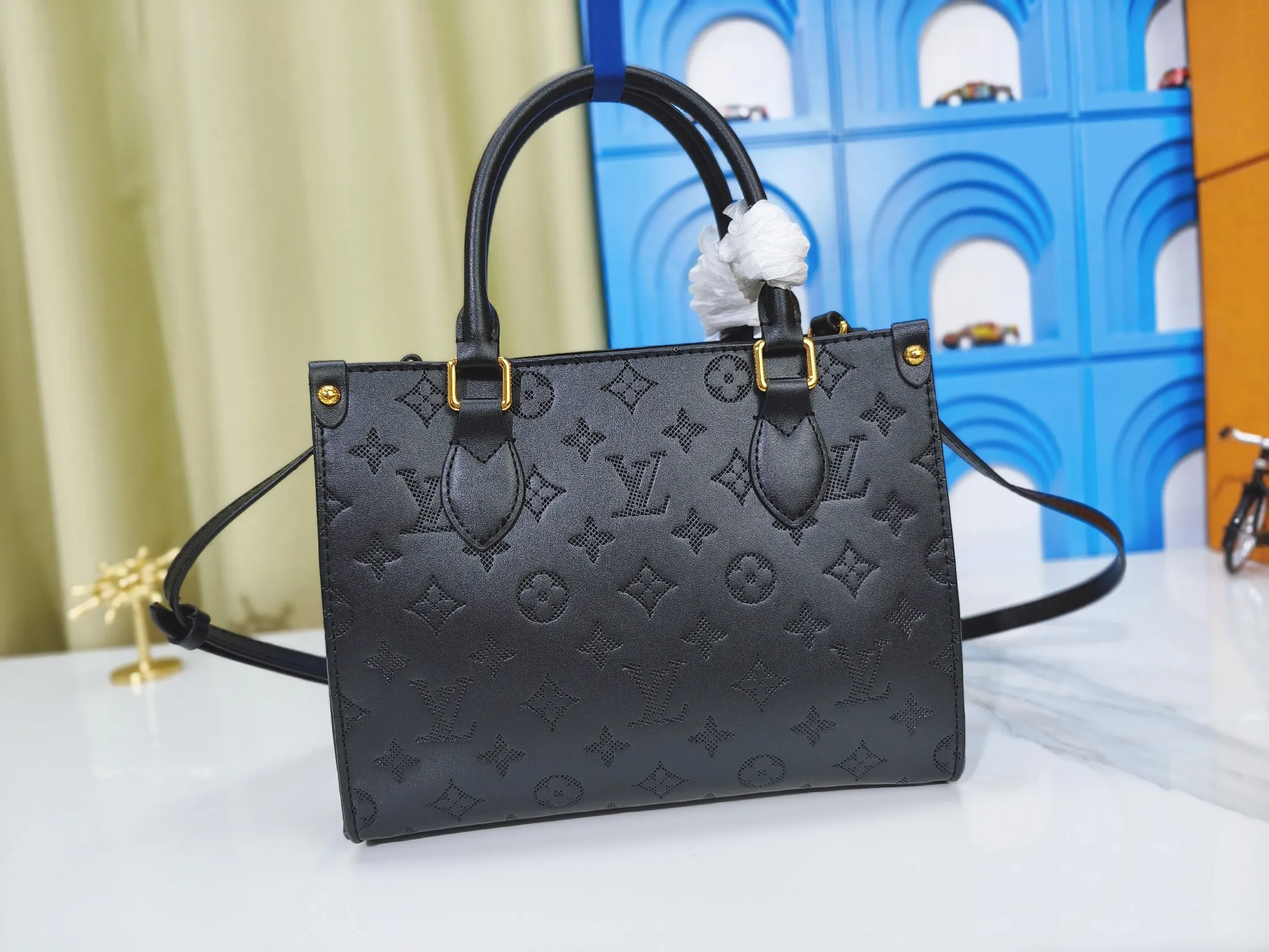 P240💰Upgraded from the original m12465m12775 m45659m45607 mm45595 m46531 m45495 This monogramink series onthego medium handbag has a matte texture of smooth cow leather, and the corner rivets pay tribute to the brand's classic hard box design. The neat interior has a large zipper pocket for storing banknotes and receipts. Dimensions: 25x19x11 cm (length x height x width)