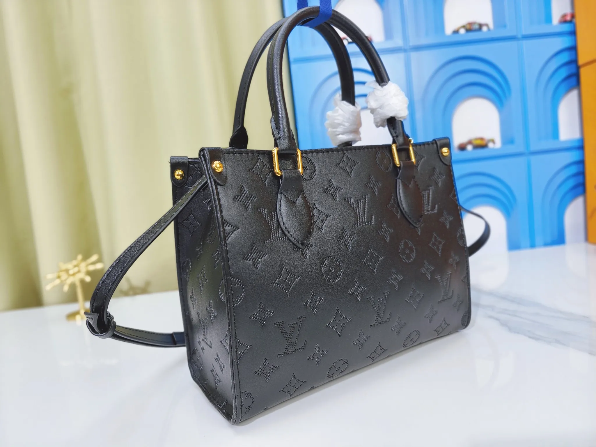 P240💰Upgraded from the original m12465m12775 m45659m45607 mm45595 m46531 m45495 This monogramink series onthego medium handbag has a matte texture of smooth cow leather, and the corner rivets pay tribute to the brand's classic hard box design. The neat interior has a large zipper pocket for storing banknotes and receipts. Dimensions: 25x19x11 cm (length x height x width)