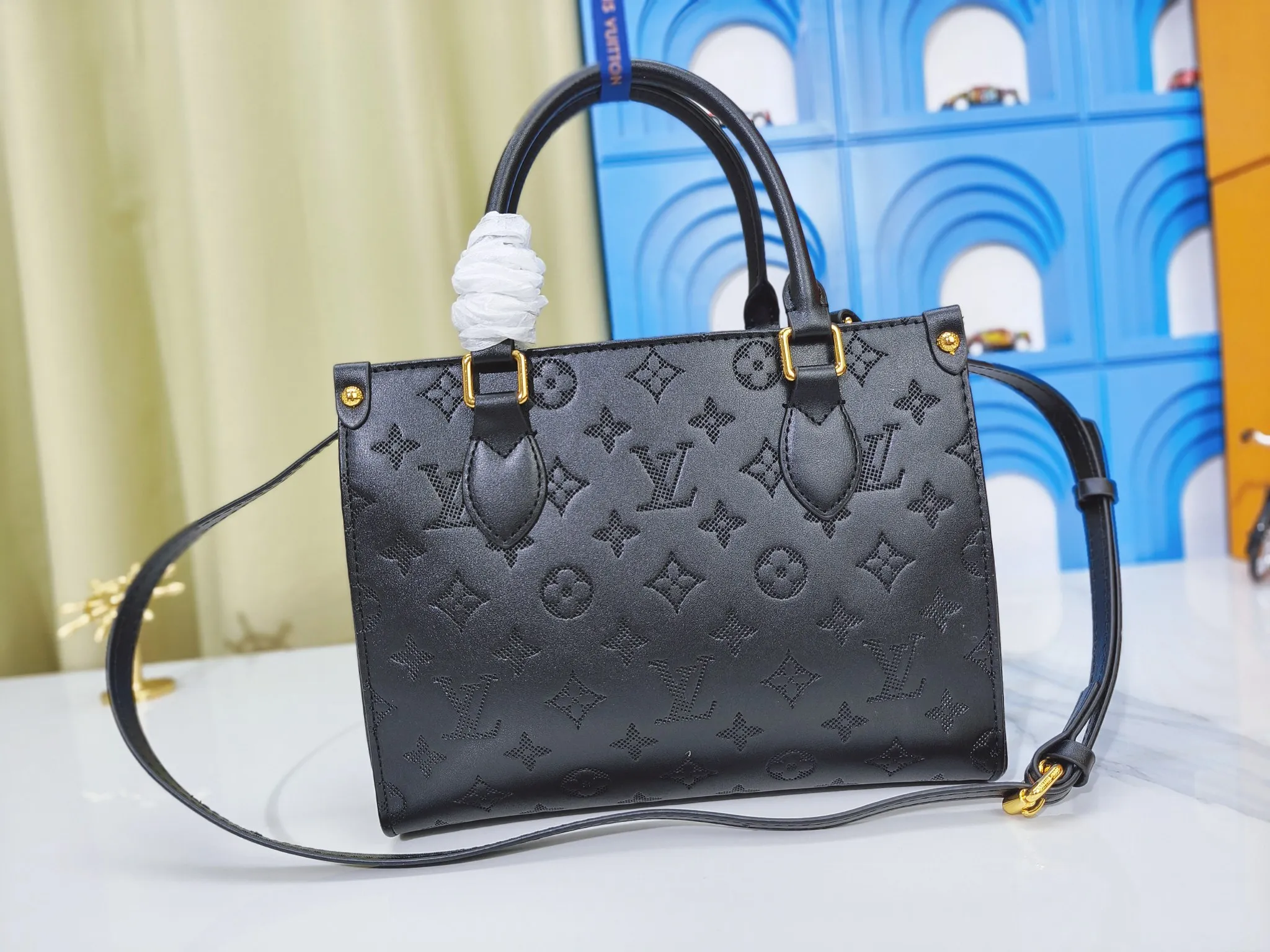 P240💰Upgraded from the original m12465m12775 m45659m45607 mm45595 m46531 m45495 This monogramink series onthego medium handbag has a matte texture of smooth cow leather, and the corner rivets pay tribute to the brand's classic hard box design. The neat interior has a large zipper pocket for storing banknotes and receipts. Dimensions: 25x19x11 cm (length x height x width)