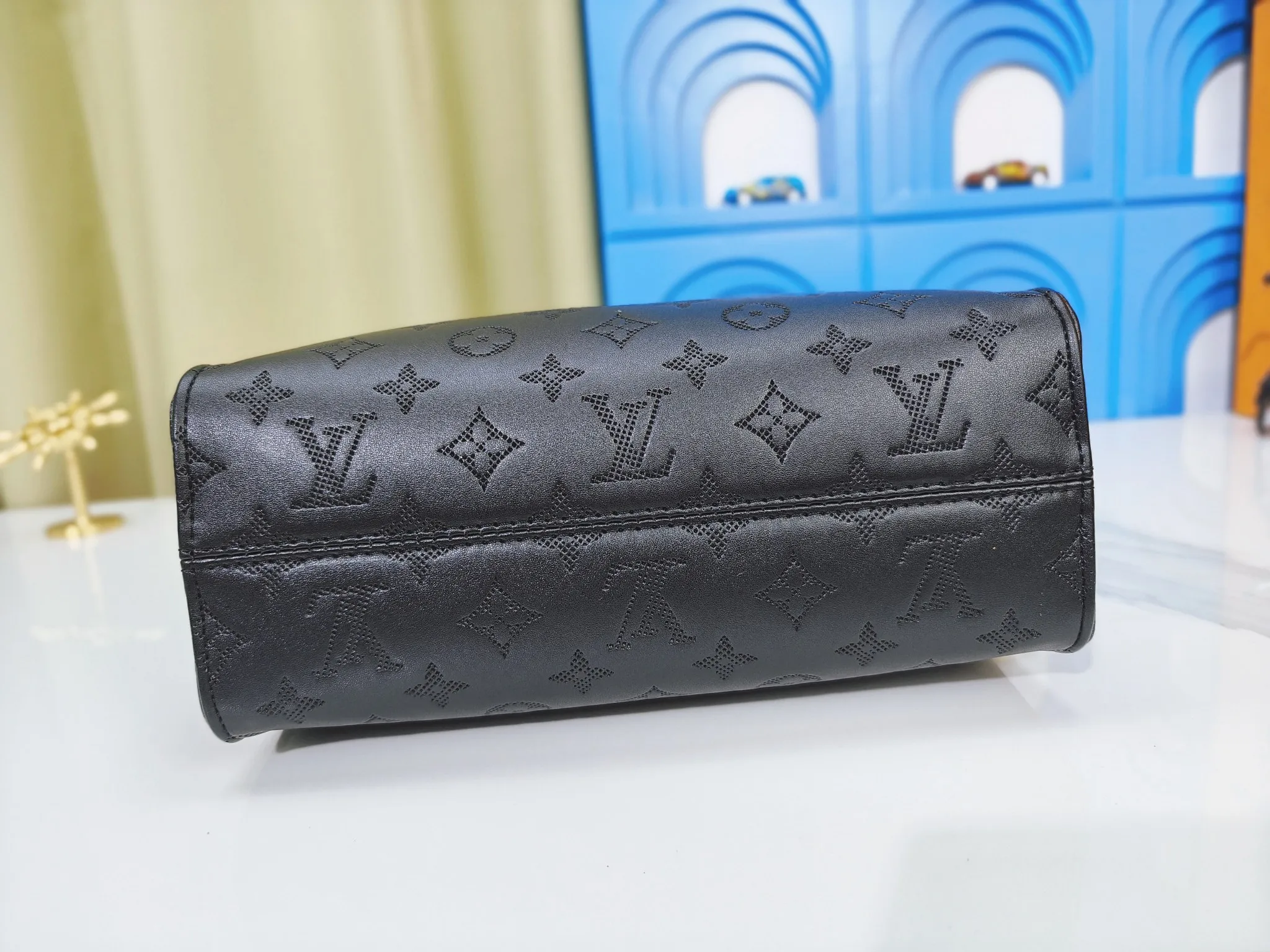 P240💰Upgraded from the original m12465m12775 m45659m45607 mm45595 m46531 m45495 This monogramink series onthego medium handbag has a matte texture of smooth cow leather, and the corner rivets pay tribute to the brand's classic hard box design. The neat interior has a large zipper pocket for storing banknotes and receipts. Dimensions: 25x19x11 cm (length x height x width)