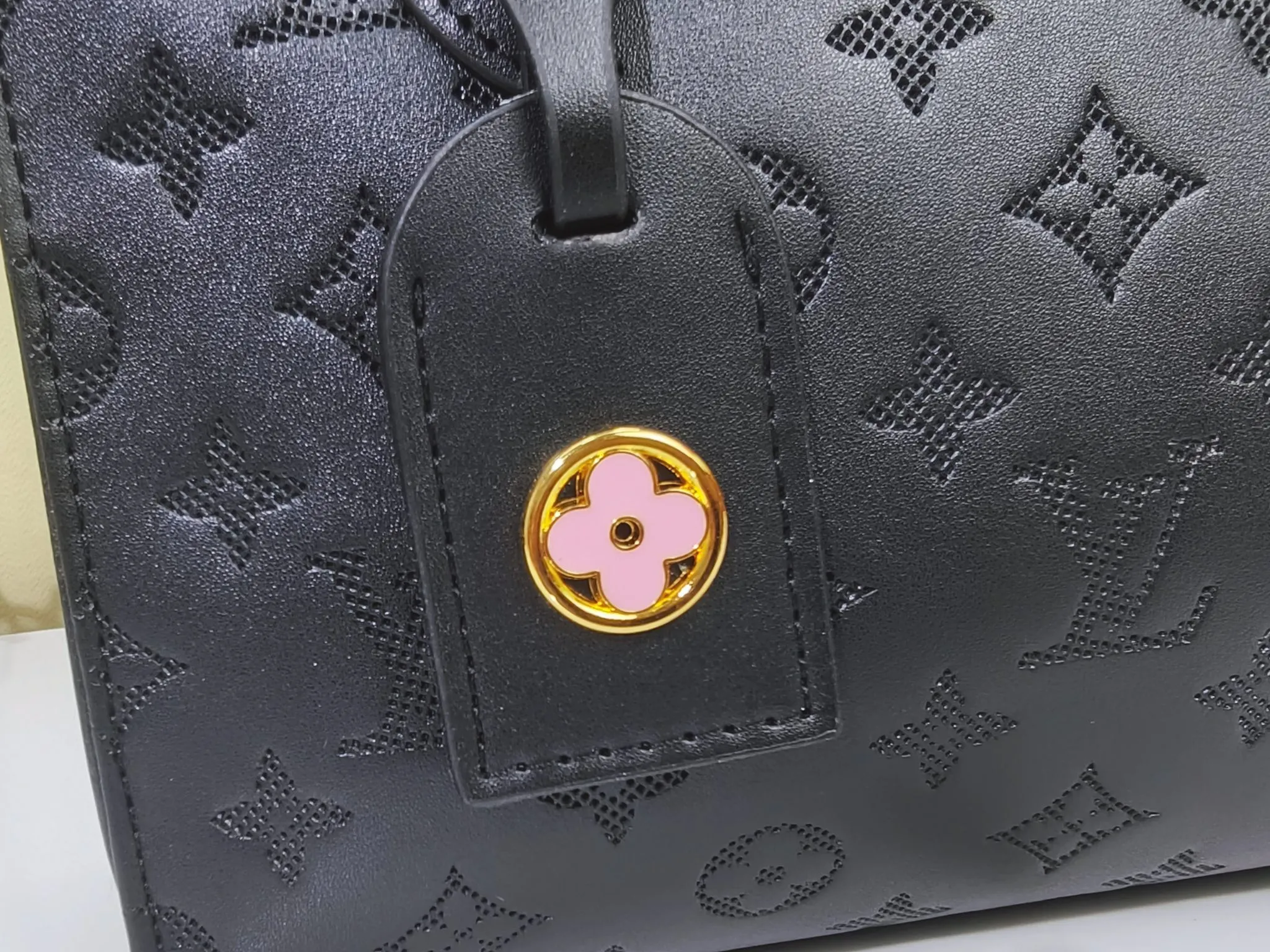 P240💰Upgraded from the original m12465m12775 m45659m45607 mm45595 m46531 m45495 This monogramink series onthego medium handbag has a matte texture of smooth cow leather, and the corner rivets pay tribute to the brand's classic hard box design. The neat interior has a large zipper pocket for storing banknotes and receipts. Dimensions: 25x19x11 cm (length x height x width)