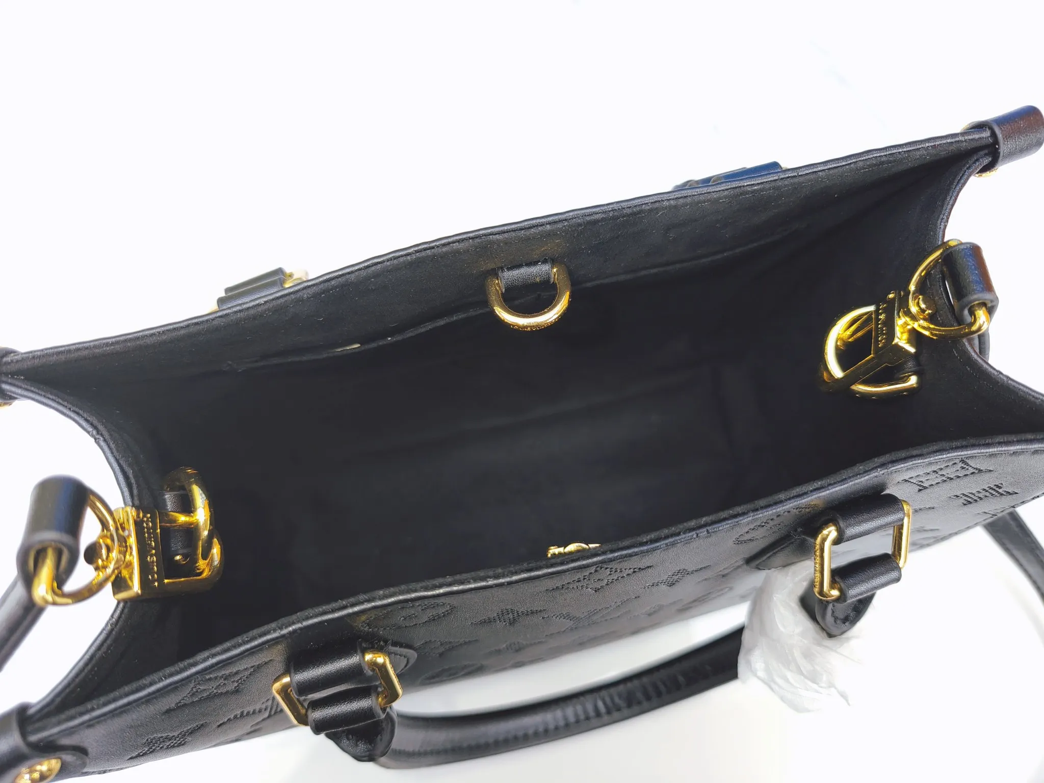 P240💰Upgraded from the original m12465m12775 m45659m45607 mm45595 m46531 m45495 This monogramink series onthego medium handbag has a matte texture of smooth cow leather, and the corner rivets pay tribute to the brand's classic hard box design. The neat interior has a large zipper pocket for storing banknotes and receipts. Dimensions: 25x19x11 cm (length x height x width)
