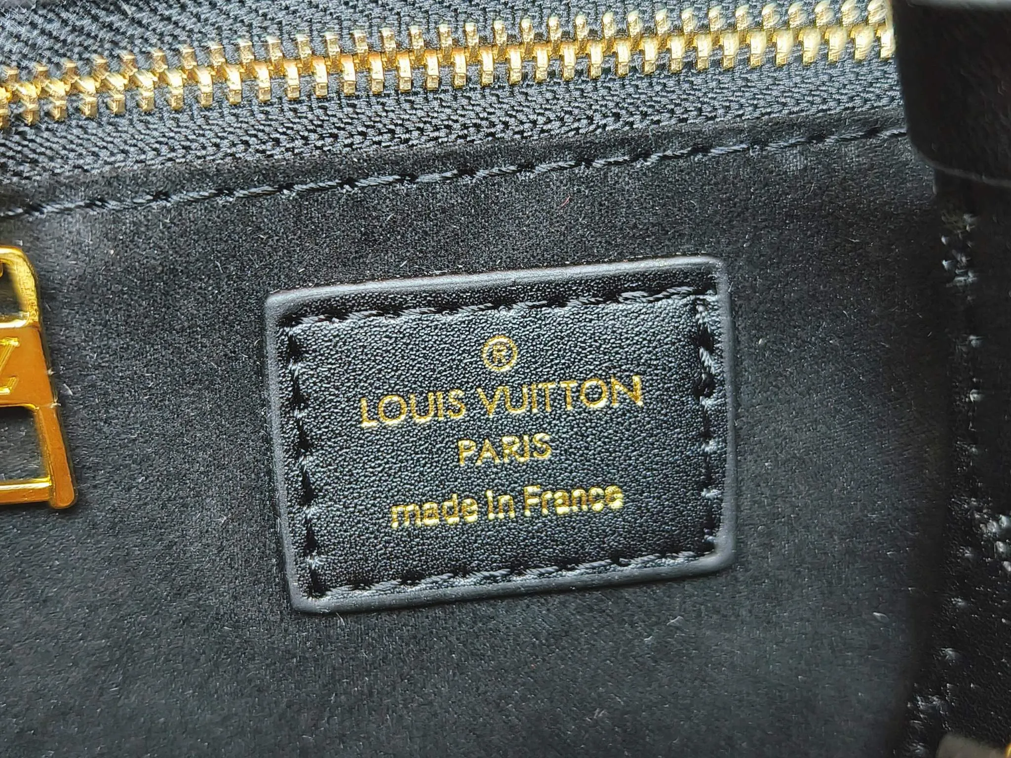 P240💰Upgraded from the original m12465m12775 m45659m45607 mm45595 m46531 m45495 This monogramink series onthego medium handbag has a matte texture of smooth cow leather, and the corner rivets pay tribute to the brand's classic hard box design. The neat interior has a large zipper pocket for storing banknotes and receipts. Dimensions: 25x19x11 cm (length x height x width)