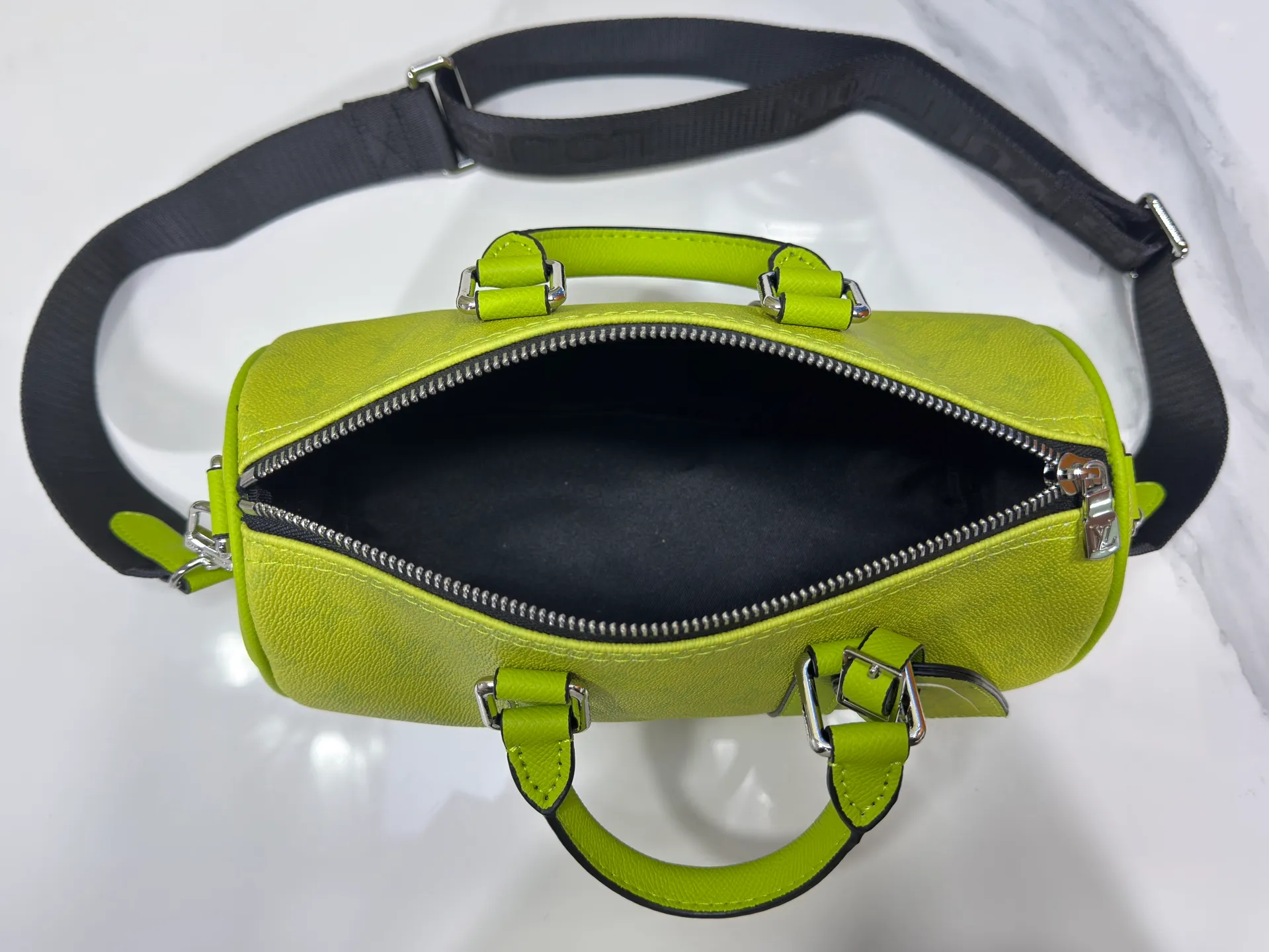 P240 Upgraded original M14078 lime green M13935 gradient rainbow, black and white three colors N40770 Brown M15428 presbyopia M46271 black flower M20900 M46249 This handbag condenses the classic silhouette of the Keepall travel bag and is made of Monogram embossed Taurillon leather. The compact structure is suitable for storing small items such as mobile phones and wallets. With its clever use of leather handles and detachable shoulder strap, it's easy to carry with you in trendy style. Detailed features Dimensions: 25✘15✘11 cm