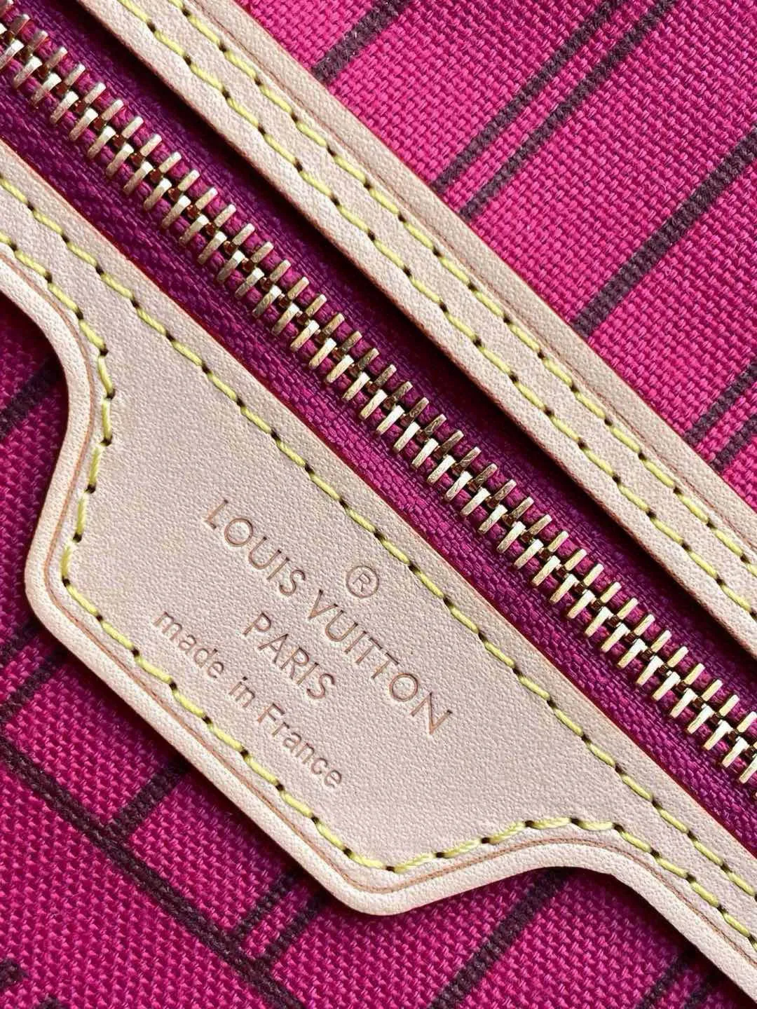 💰780 (Small steel nails) Top original order M41245 NEVERFULL PM This Neverfull MM handbag combines timeless classic design with traditional details. It is made of Monogram canvas and trimmed with natural cowhide. The interior is extra spacious but not heavy. Tighten the side straps to create a fashionable and charming shape, and loosen them to show a more casual atmosphere. The slim and comfortable handle can be easily slung over the shoulder or carried by arm. Lined in a vibrant color, the bag has a detachable organizer that can be used independently as a clutch or as an extra pocket. 29 cm