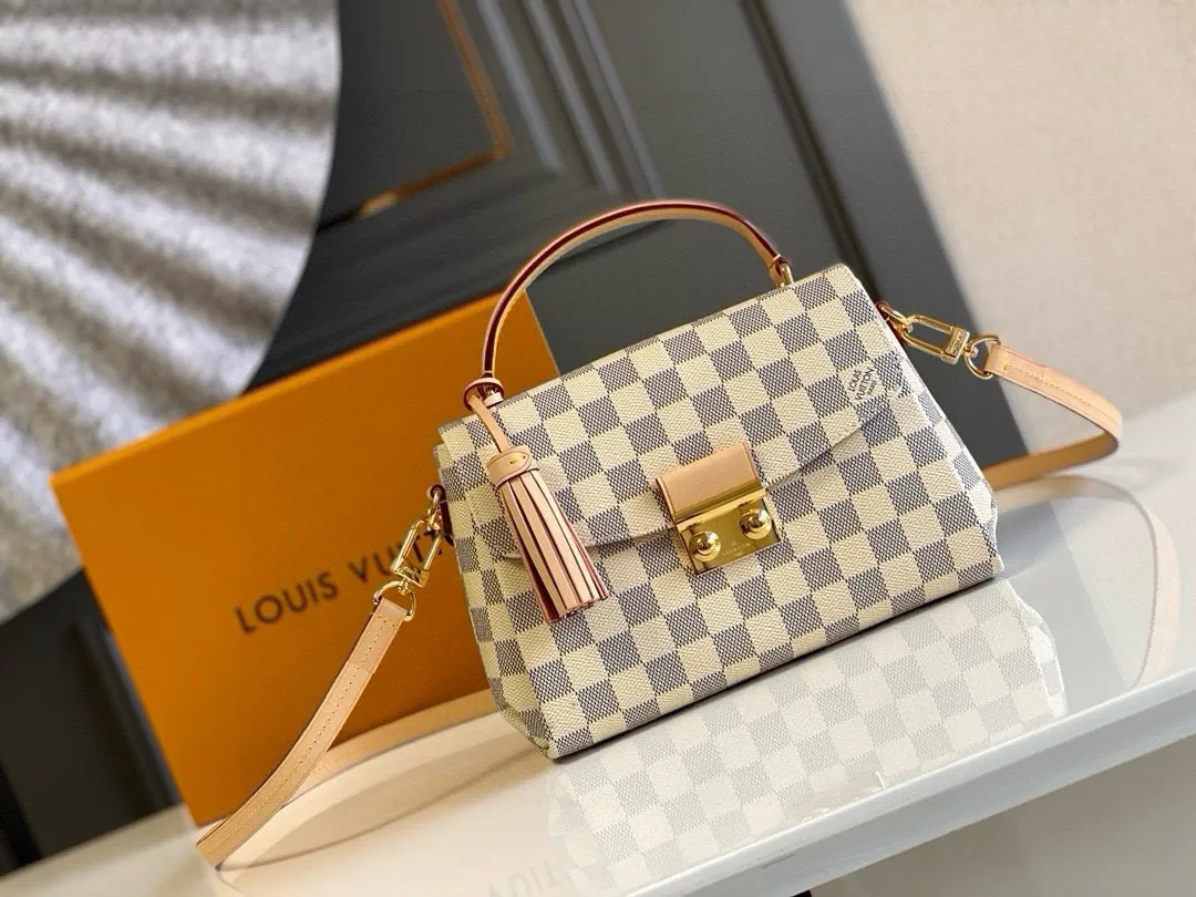 💰800 Top Original N41581 CROISETTE Handbag This small and comfortable Croisette handbag has exquisite details and complete functions, enough to become your new favorite. Removable tassels add a playful touch to the elegant design. Versatile, it can be handheld, carried on the shoulder, or carried cross-body. Detailed features 25 x 17 x 9.5 cm (Length x Height x Width) Exterior in Damier Azur coated canvas Natural cowhide leather trim Pink fabric lining Gold-tone hardware Flap and buckle closure Removable tassel in natural cowhide leather Flat inner bag Shoulder strap: removable, not adjustable Half-length strap: 56.0 cm Handle: Single handle