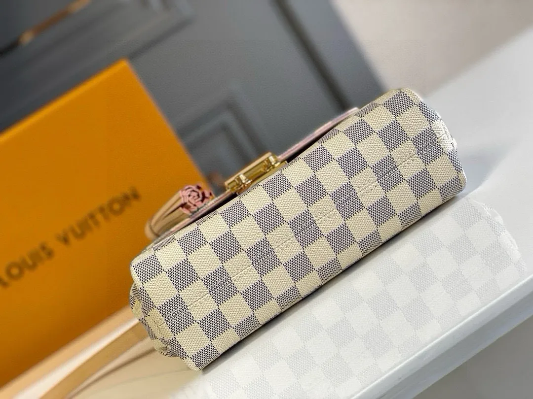 💰800 Top Original N41581 CROISETTE Handbag This small and comfortable Croisette handbag has exquisite details and complete functions, enough to become your new favorite. Removable tassels add a playful touch to the elegant design. Versatile, it can be handheld, carried on the shoulder, or carried cross-body. Detailed features 25 x 17 x 9.5 cm (Length x Height x Width) Exterior in Damier Azur coated canvas Natural cowhide leather trim Pink fabric lining Gold-tone hardware Flap and buckle closure Removable tassel in natural cowhide leather Flat inner bag Shoulder strap: removable, not adjustable Half-length strap: 56.0 cm Handle: Single handle