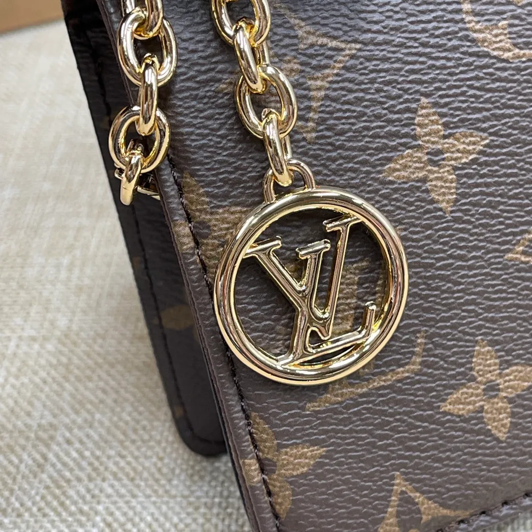 [Upgraded version] P420💰Upgraded version of LV's new lily woc chain bag with full set of packaging❣️M82509LV second-hand small square bag should not need too much introduction! In terms of its appearance and practicality, it is fully worthy of its title of out-of-stock king and price-increasing little genius~ It can be worn under the armpits on one shoulder, cross-body or hand-held, and the capacity is also considerable. Only the shoulder straps of the entire bag are made of vegetable tanned leather, so you don’t have to worry about carrying it! It combines convenience, practicality and beauty, how could you not be tempted ❤️20*10cm