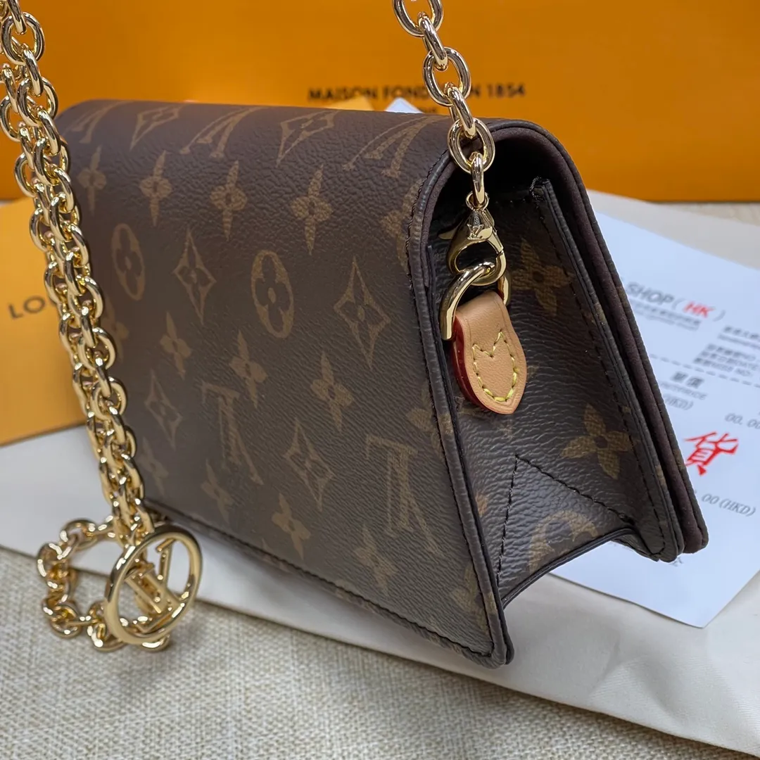 [Upgraded version] P420💰Upgraded version of LV's new lily woc chain bag with full set of packaging❣️M82509LV second-hand small square bag should not need too much introduction! In terms of its appearance and practicality, it is fully worthy of its title of out-of-stock king and price-increasing little genius~ It can be worn under the armpits on one shoulder, cross-body or hand-held, and the capacity is also considerable. Only the shoulder straps of the entire bag are made of vegetable tanned leather, so you don’t have to worry about carrying it! It combines convenience, practicality and beauty, how could you not be tempted ❤️20*10cm