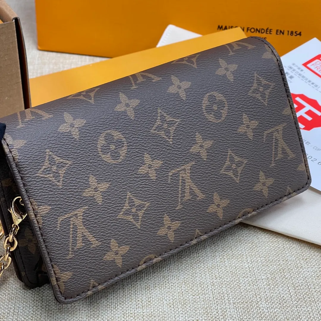 [Upgraded version] P420💰Upgraded version of LV's new lily woc chain bag with full set of packaging❣️M82509LV second-hand small square bag should not need too much introduction! In terms of its appearance and practicality, it is fully worthy of its title of out-of-stock king and price-increasing little genius~ It can be worn under the armpits on one shoulder, cross-body or hand-held, and the capacity is also considerable. Only the shoulder straps of the entire bag are made of vegetable tanned leather, so you don’t have to worry about carrying it! It combines convenience, practicality and beauty, how could you not be tempted ❤️20*10cm