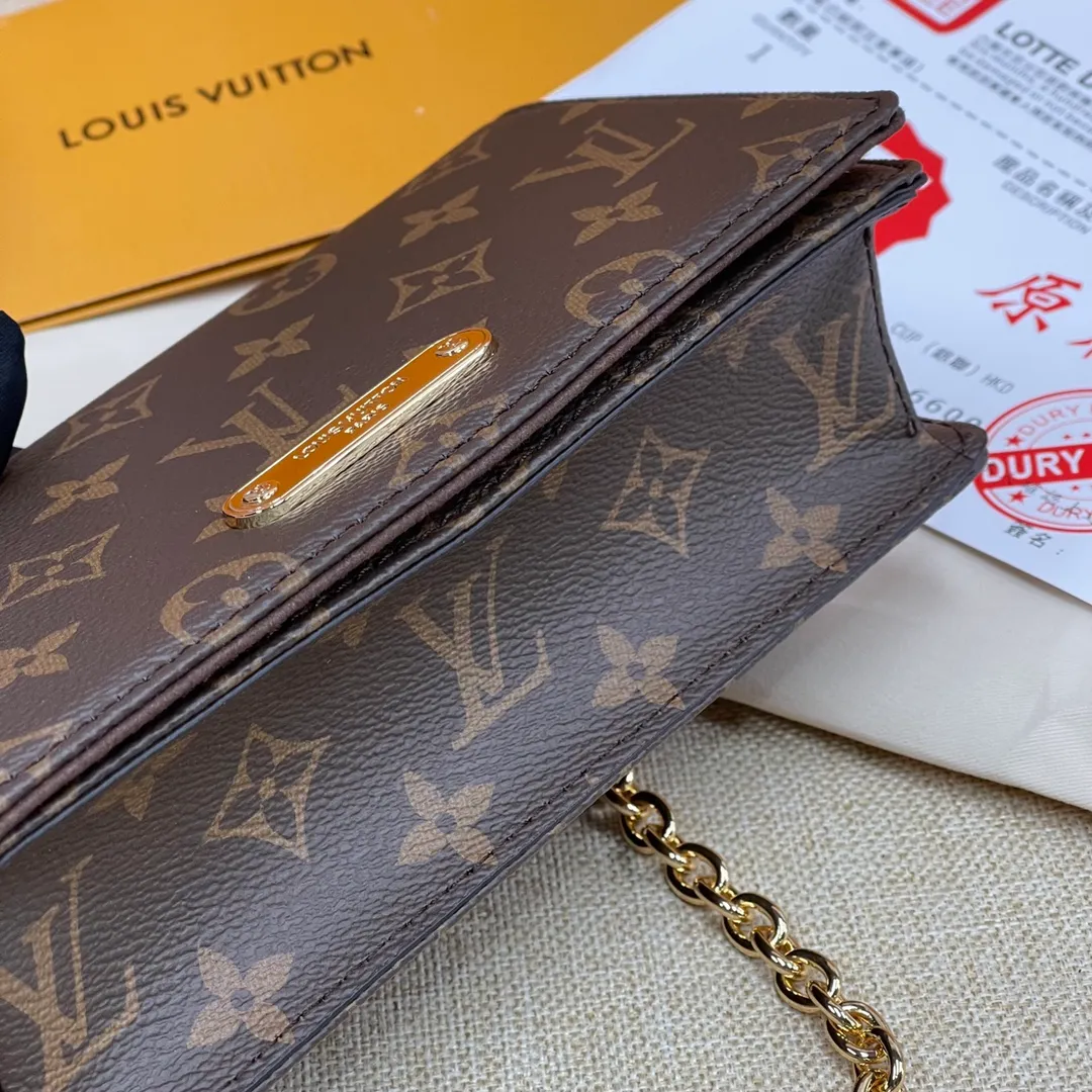 [Upgraded version] P420💰Upgraded version of LV's new lily woc chain bag with full set of packaging❣️M82509LV second-hand small square bag should not need too much introduction! In terms of its appearance and practicality, it is fully worthy of its title of out-of-stock king and price-increasing little genius~ It can be worn under the armpits on one shoulder, cross-body or hand-held, and the capacity is also considerable. Only the shoulder straps of the entire bag are made of vegetable tanned leather, so you don’t have to worry about carrying it! It combines convenience, practicality and beauty, how could you not be tempted ❤️20*10cm