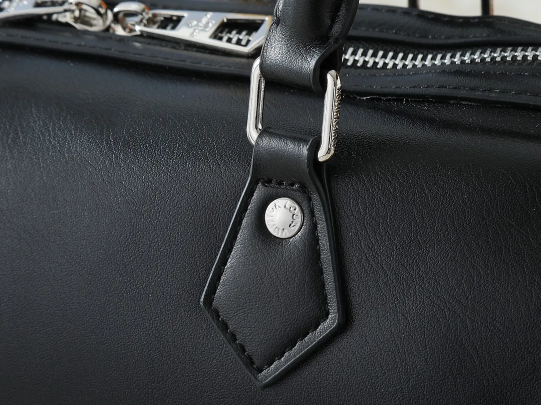 💰300💰Upgraded from the original M12934 M12965. This Speedy Cargo handbag is from the LV Vibe series, renewing the classic design of the 1930s with avant-garde touches. The glossy sheepskin body is embellished with a Monogram address plate, paying tribute to the brand's long trunk-making heritage. Plenty of space to easily store your daily needs, and the detachable leather shoulder strap allows for a variety of carrying methods. Dimensions: 28 x 17 x 12 cm (LxHxW)