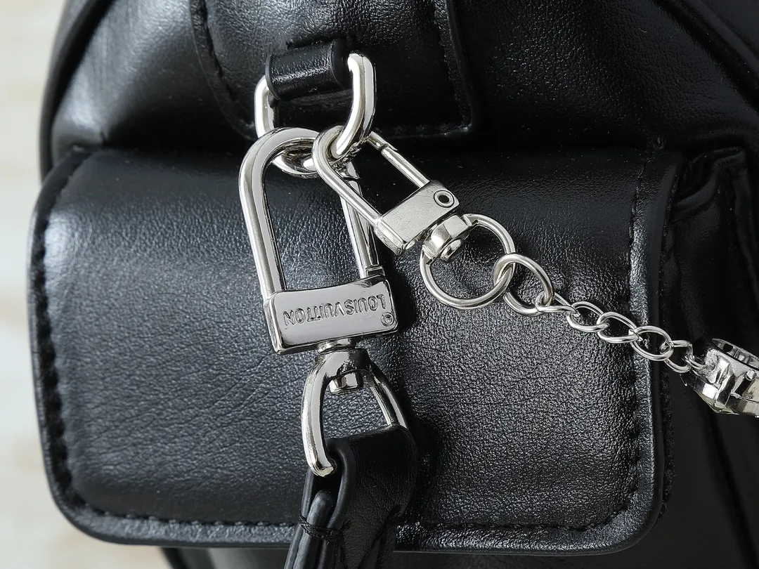 💰300💰Upgraded from the original M12934 M12965. This Speedy Cargo handbag is from the LV Vibe series, renewing the classic design of the 1930s with avant-garde touches. The glossy sheepskin body is embellished with a Monogram address plate, paying tribute to the brand's long trunk-making heritage. Plenty of space to easily store your daily needs, and the detachable leather shoulder strap allows for a variety of carrying methods. Dimensions: 28 x 17 x 12 cm (LxHxW)
