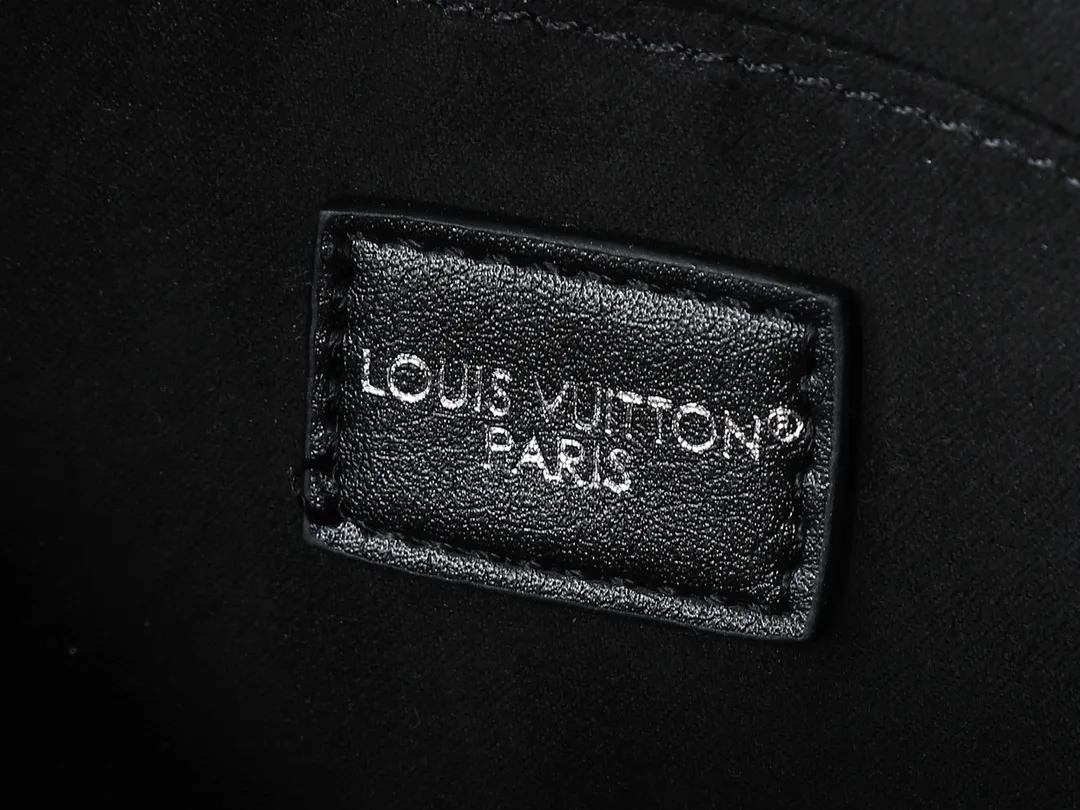 💰300💰Upgraded from the original M12934 M12965. This Speedy Cargo handbag is from the LV Vibe series, renewing the classic design of the 1930s with avant-garde touches. The glossy sheepskin body is embellished with a Monogram address plate, paying tribute to the brand's long trunk-making heritage. Plenty of space to easily store your daily needs, and the detachable leather shoulder strap allows for a variety of carrying methods. Dimensions: 28 x 17 x 12 cm (LxHxW)