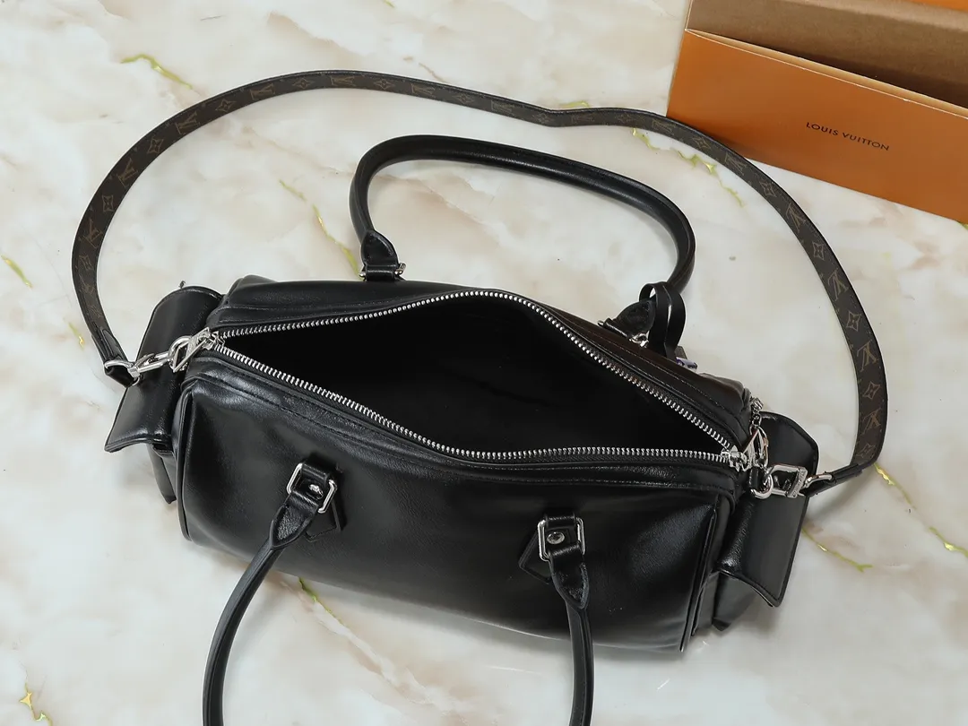 💰300💰Upgraded from the original M12934 M12965. This Speedy Cargo handbag is from the LV Vibe series, renewing the classic design of the 1930s with avant-garde touches. The glossy sheepskin body is embellished with a Monogram address plate, paying tribute to the brand's long trunk-making heritage. Plenty of space to easily store your daily needs, and the detachable leather shoulder strap allows for a variety of carrying methods. Dimensions: 28 x 17 x 12 cm (LxHxW)
